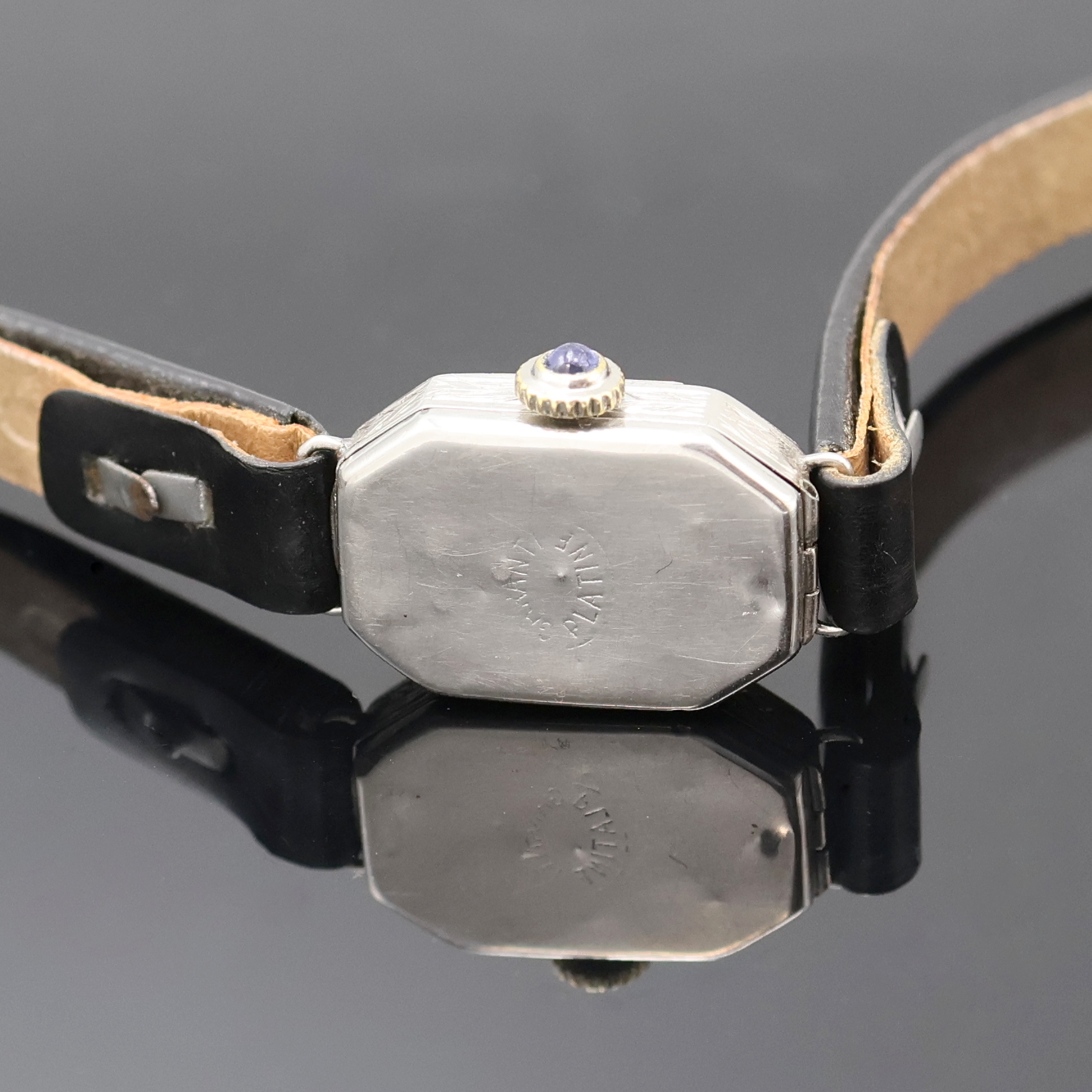 Detail c: Art-Deco Damenarmbanduhr in Platin, Schweiz um 1935, Handaufzug, Scharniergeh. m. 10 Diamanten bes., silb., guill. Zifferbl. m. arab. Zahlen fl., ...
