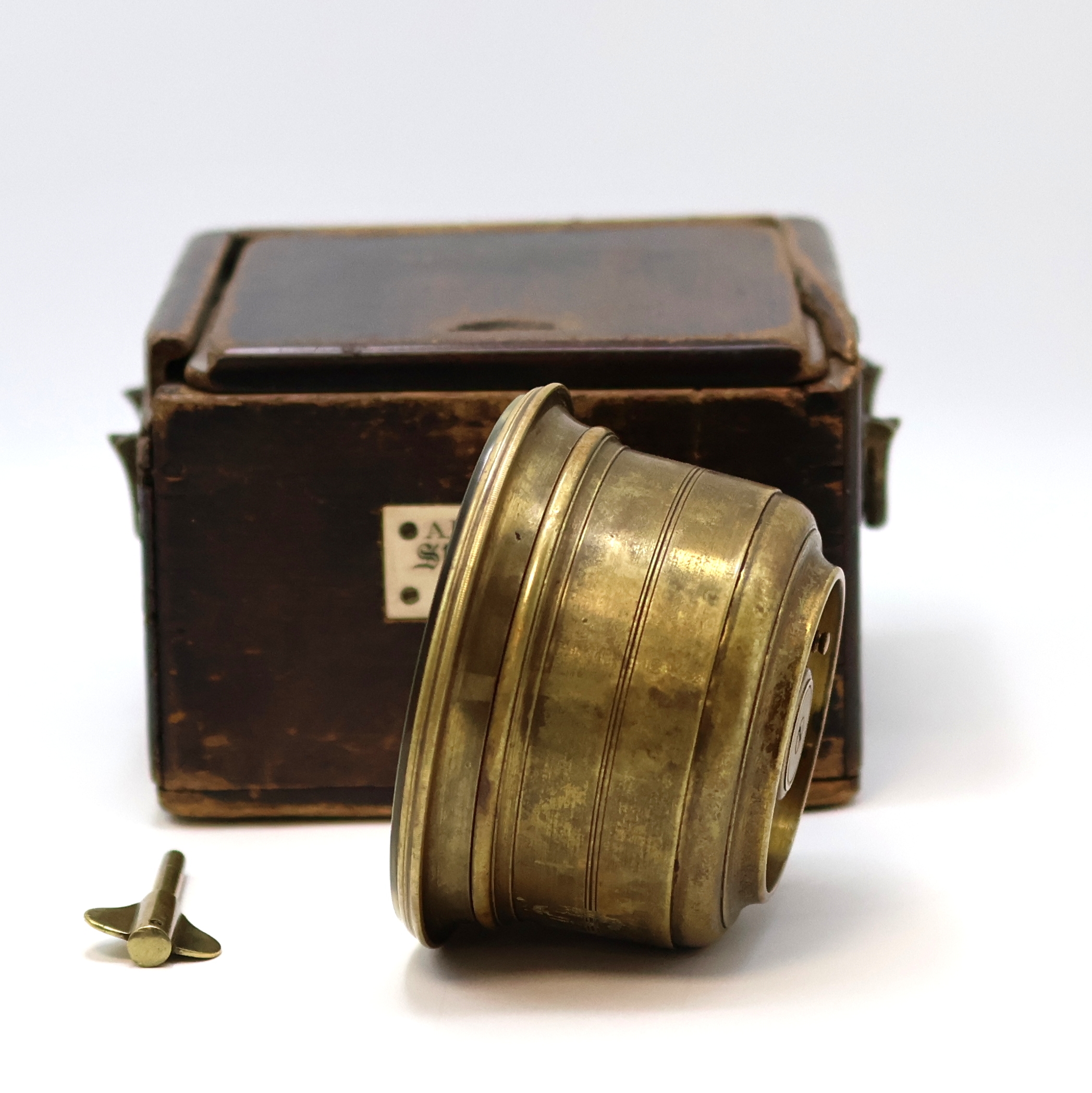 Detail b: A. ERICSSON St.Petersburg Nr. 87 Expeditions- Chronometer im original Holzkasten, England um 1880, Messinggeh., über vergl. Lünette verschr., ...