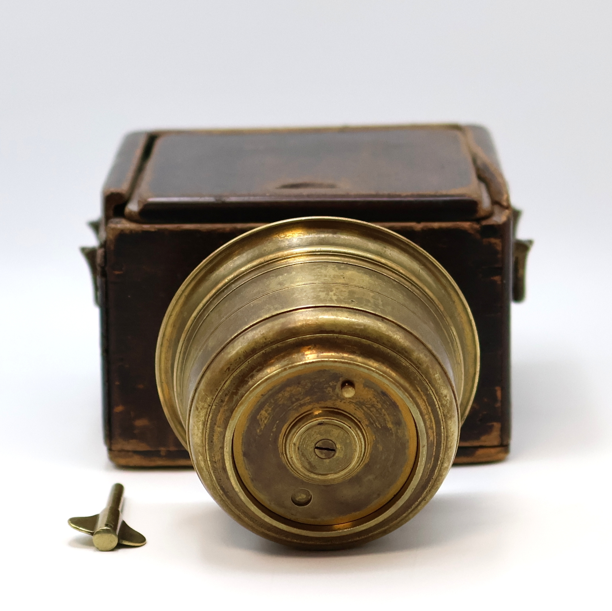 Detail c: A. ERICSSON St.Petersburg Nr. 87 Expeditions- Chronometer im original Holzkasten, England um 1880, Messinggeh., über vergl. Lünette verschr., ...