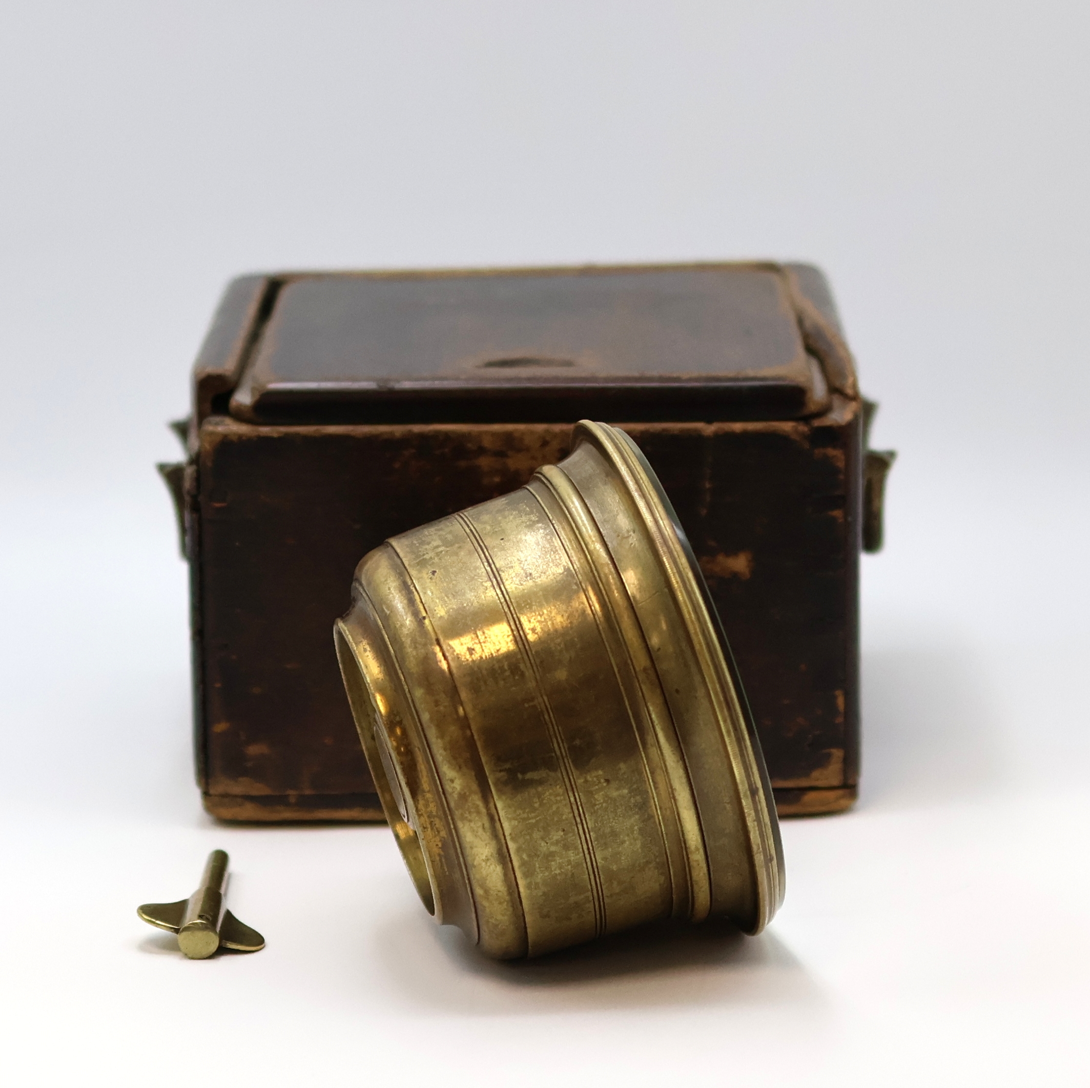 Detail d: A. ERICSSON St.Petersburg Nr. 87 Expeditions- Chronometer im original Holzkasten, England um 1880, Messinggeh., über vergl. Lünette verschr., ...