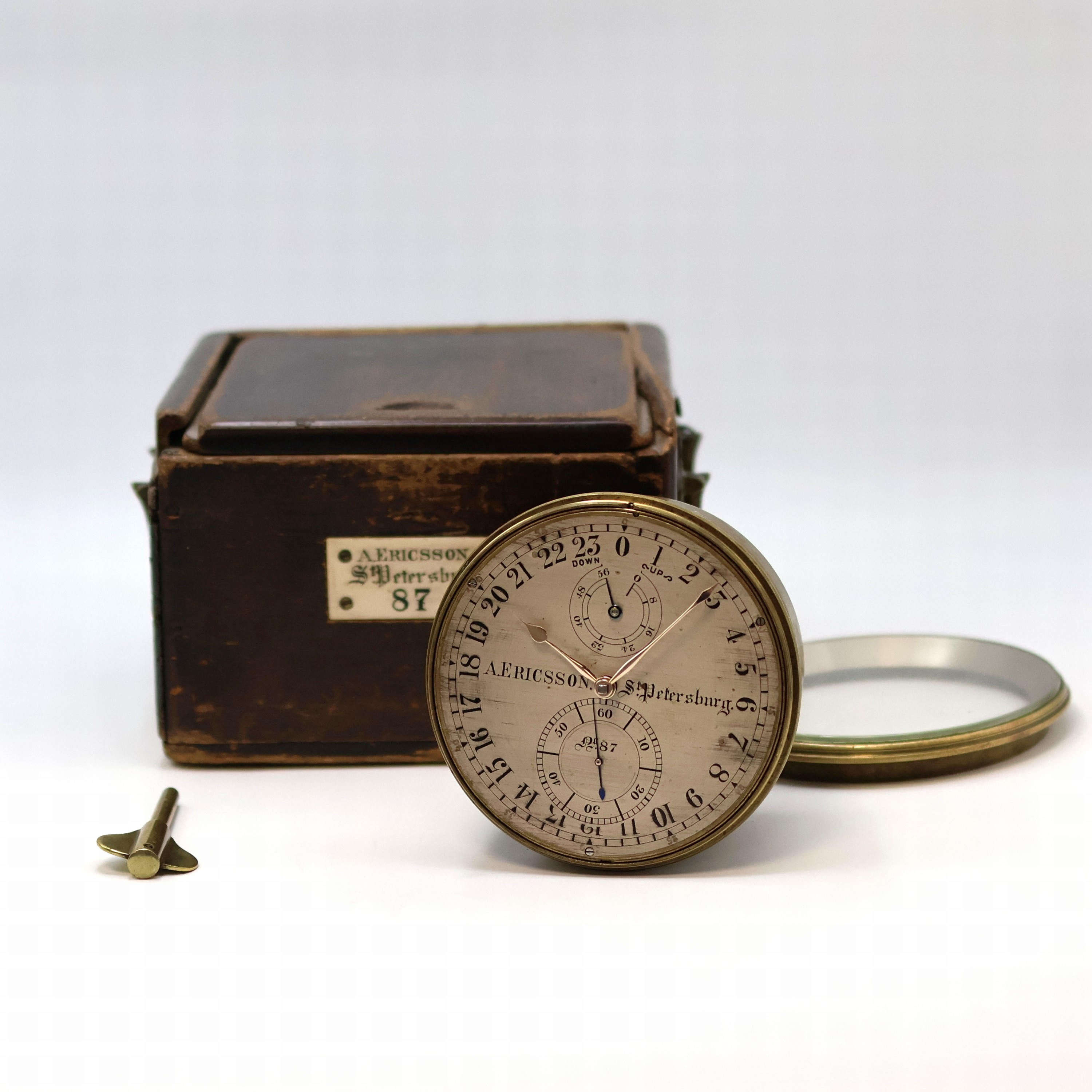 Detail e: A. ERICSSON St.Petersburg Nr. 87 Expeditions- Chronometer im original Holzkasten, England um 1880, Messinggeh., über vergl. Lünette verschr., ...