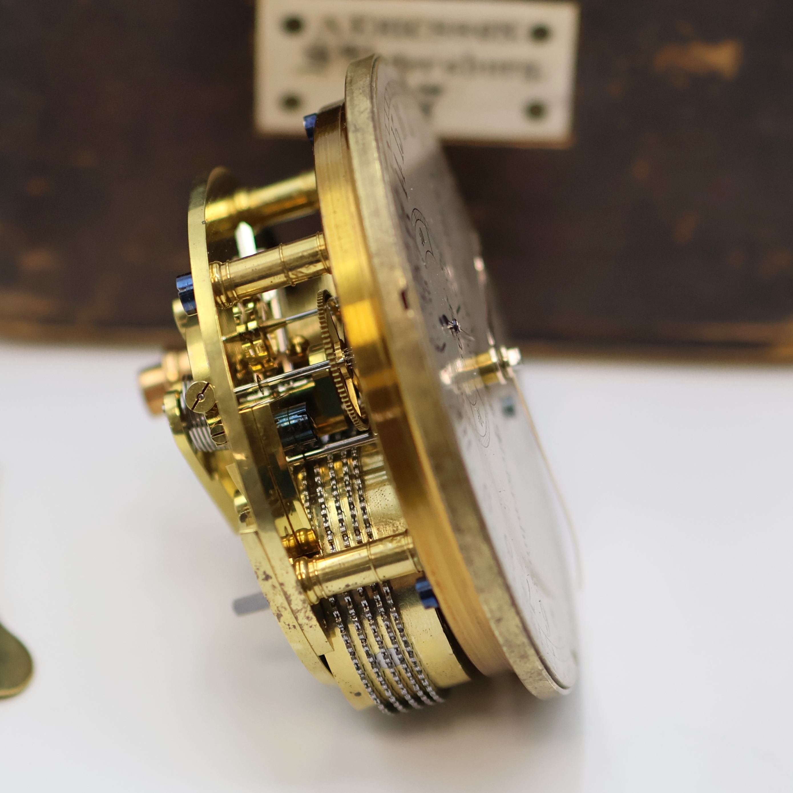 Detail h: A. ERICSSON St.Petersburg Nr. 87 Expeditions- Chronometer im original Holzkasten, England um 1880, Messinggeh., über vergl. Lünette verschr., ...