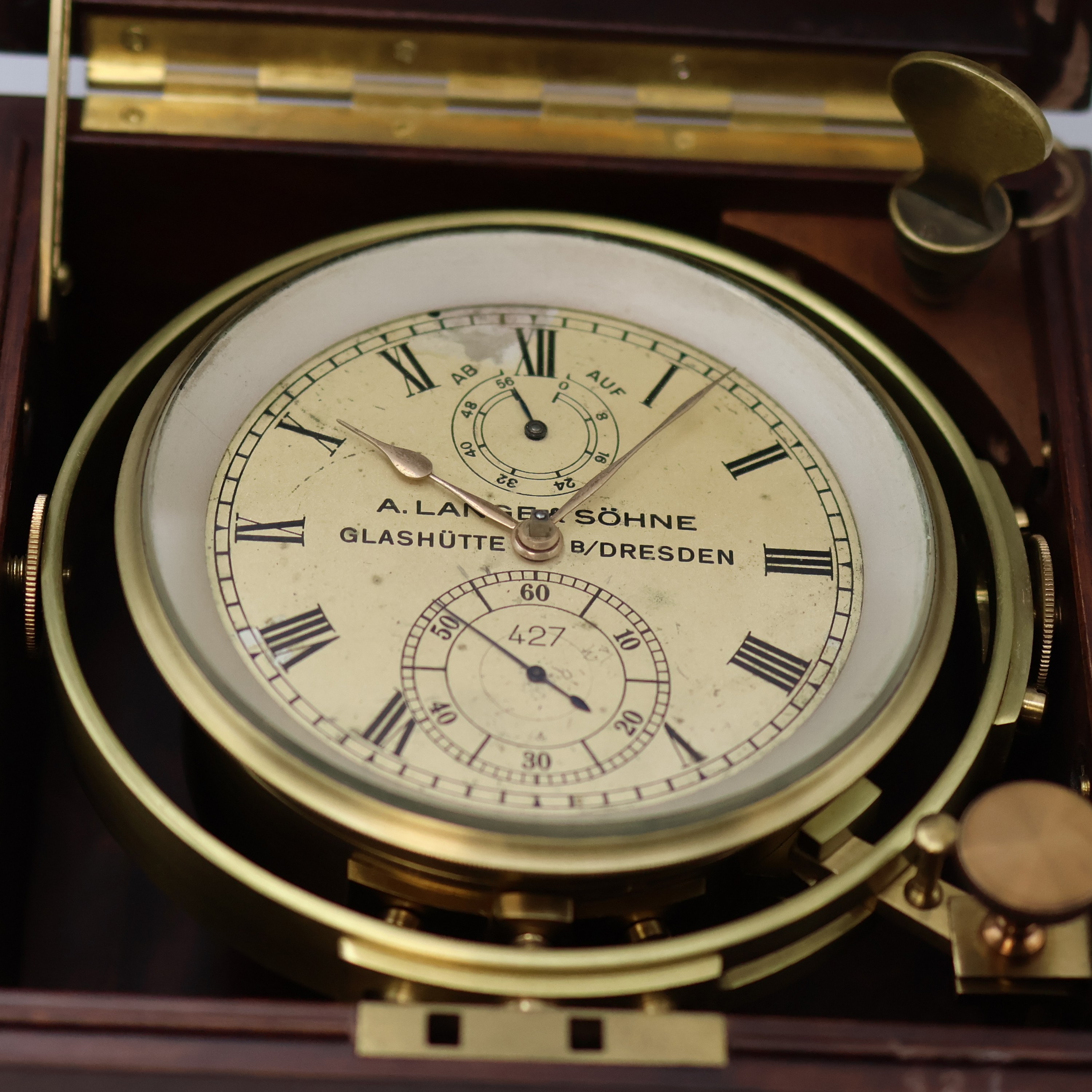 Detail a: A. LANGE & SÖHNE frühes Marinechronometer Nr. 427 in späterer Holzkiste, Deutschland um 1920, kardanisch aufgehängtes Messinggeh., vergl. ...