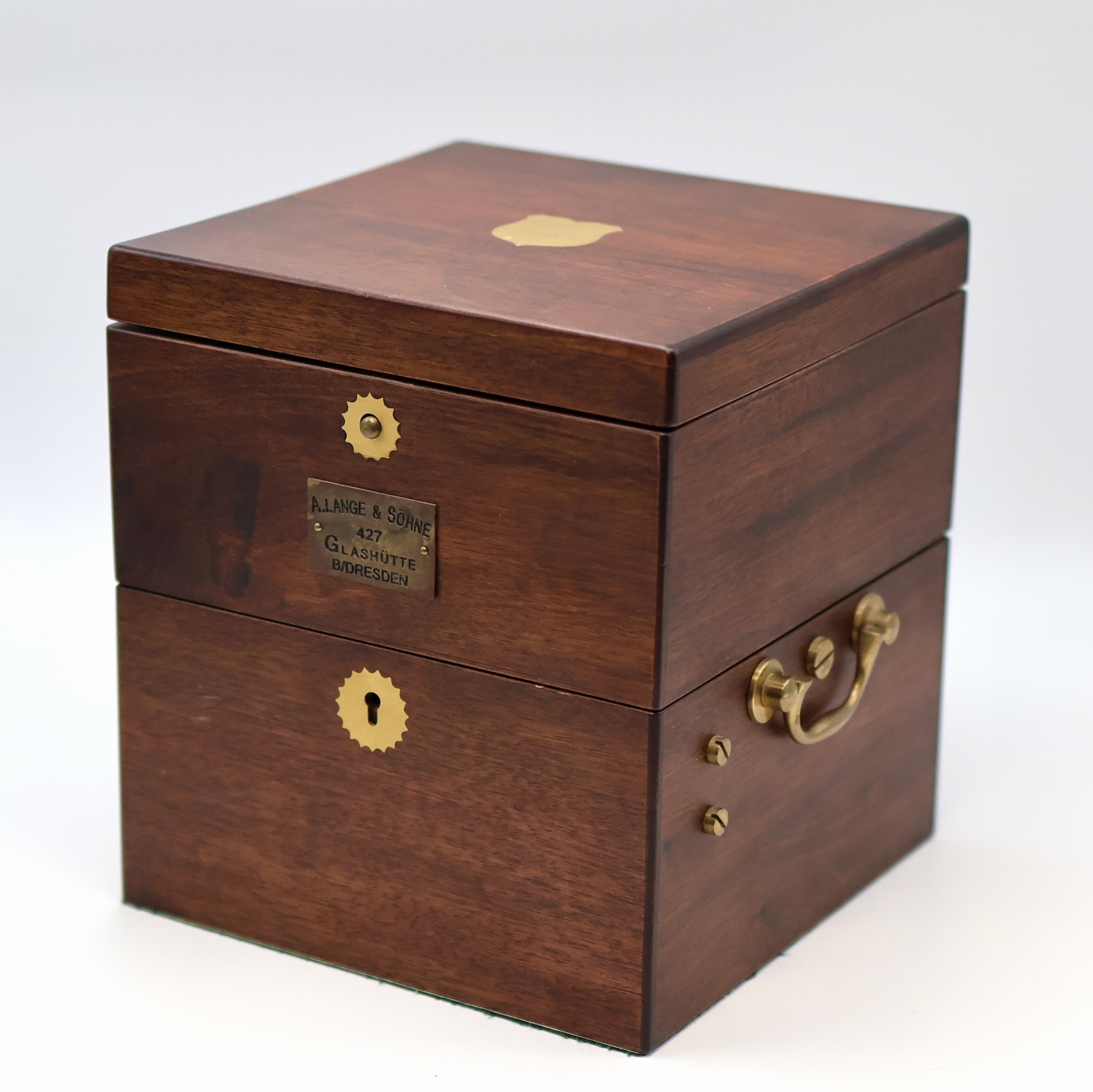 Detail d: A. LANGE & SÖHNE frühes Marinechronometer Nr. 427 in späterer Holzkiste, Deutschland um 1920, kardanisch aufgehängtes Messinggeh., vergl. ...