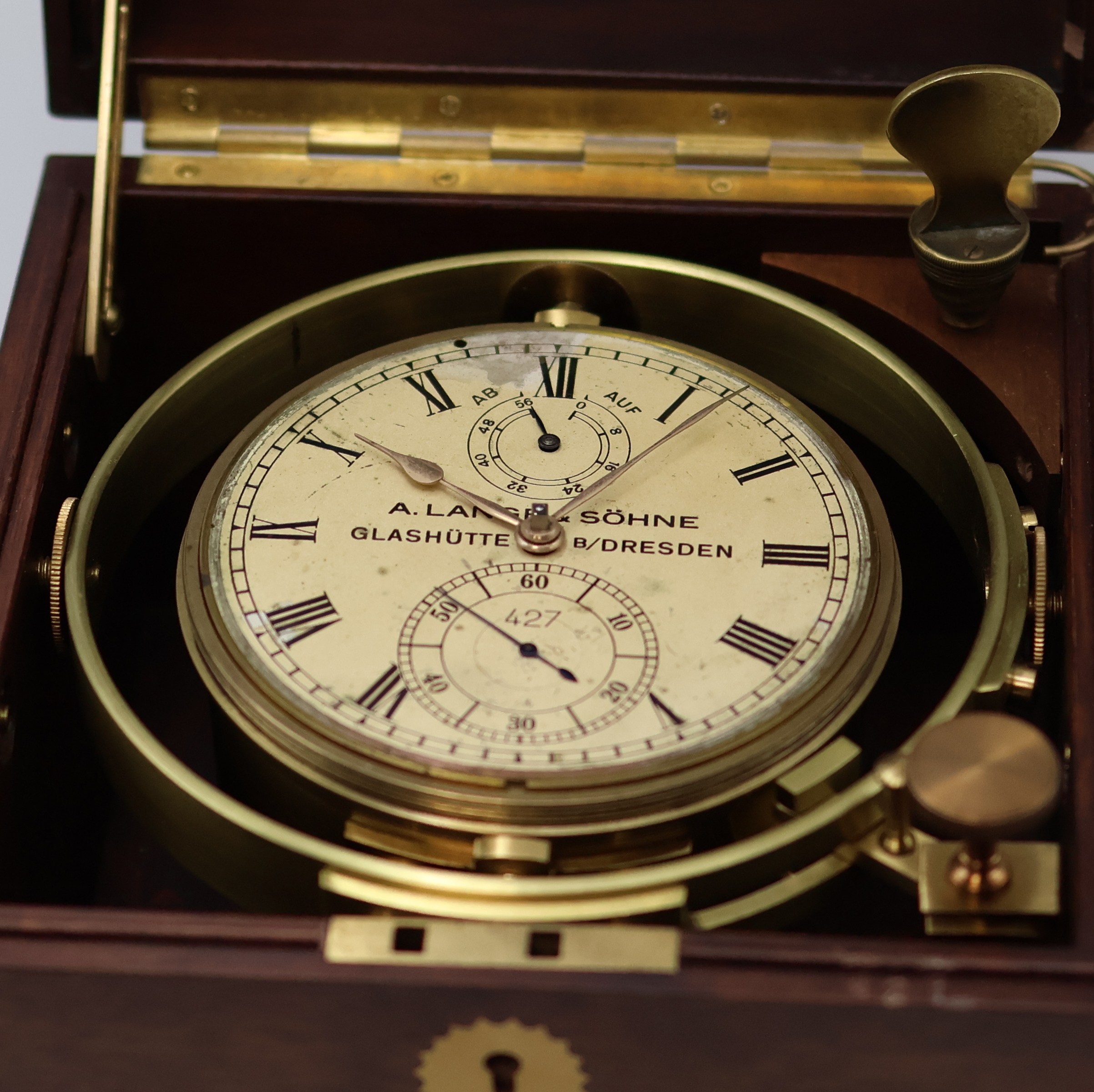 Detail e: A. LANGE & SÖHNE frühes Marinechronometer Nr. 427 in späterer Holzkiste, Deutschland um 1920, kardanisch aufgehängtes Messinggeh., vergl. ...