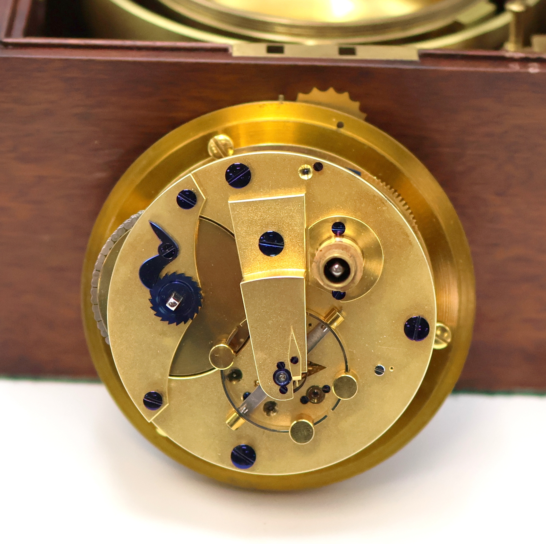 Detail f: A. LANGE & SÖHNE frühes Marinechronometer Nr. 427 in späterer Holzkiste, Deutschland um 1920, kardanisch aufgehängtes Messinggeh., vergl. ...