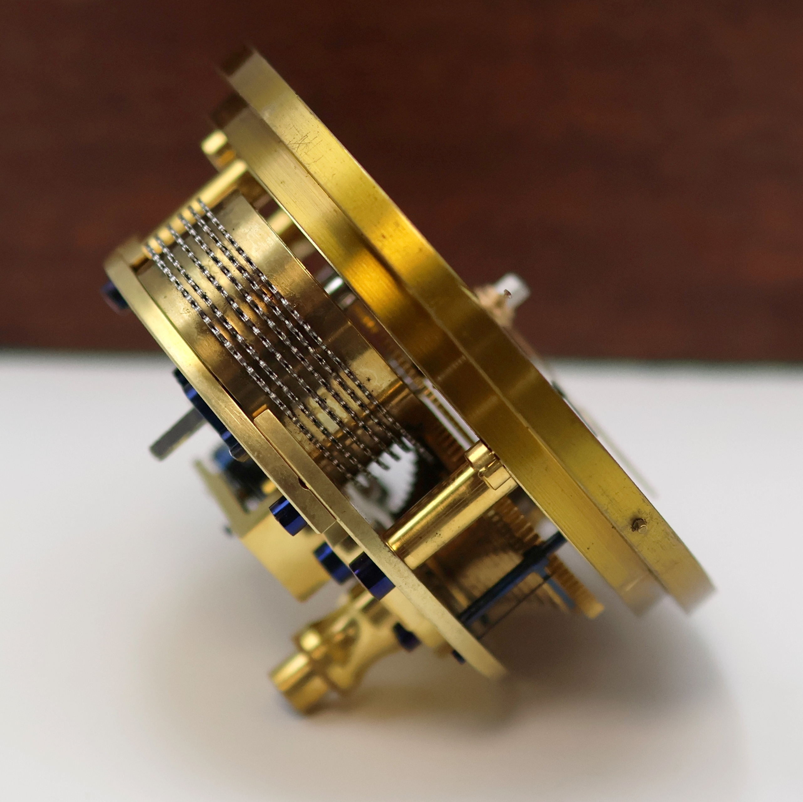 Detail g: A. LANGE & SÖHNE frühes Marinechronometer Nr. 427 in späterer Holzkiste, Deutschland um 1920, kardanisch aufgehängtes Messinggeh., vergl. ...