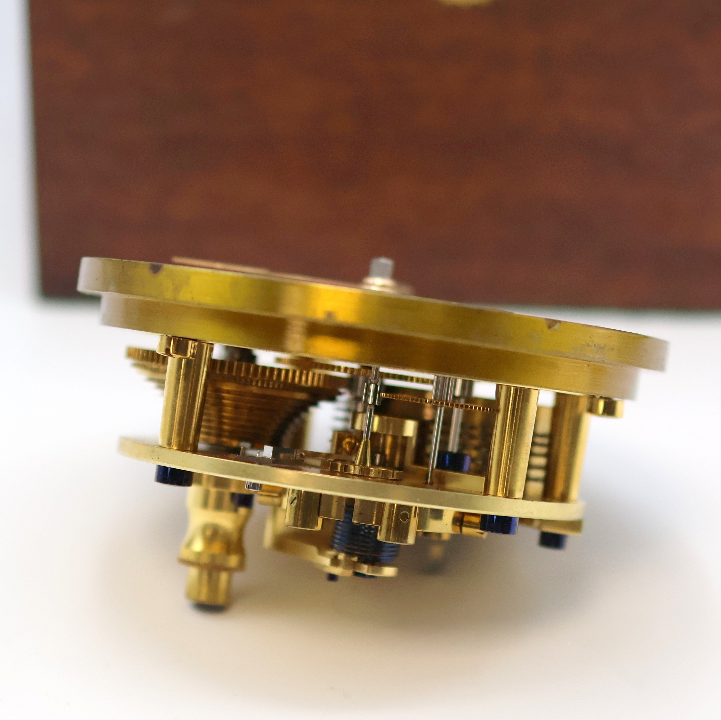 Detail h: A. LANGE & SÖHNE frühes Marinechronometer Nr. 427 in späterer Holzkiste, Deutschland um 1920, kardanisch aufgehängtes Messinggeh., vergl. ...