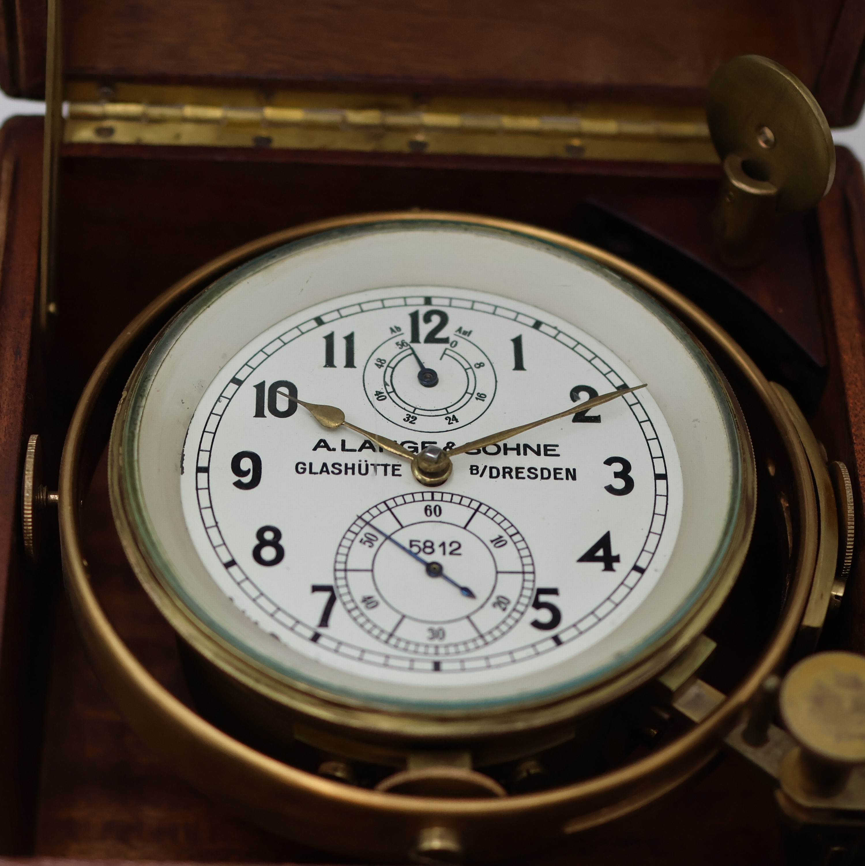 Detail a: A. LANGE & SÖHNE Einheitschronometer Nr. 5812 mit deutschem Hoheitszeichen und Marinenummer, Deutschland um 1945, orig. 2- tlg. Holzkasten, vergl., ...