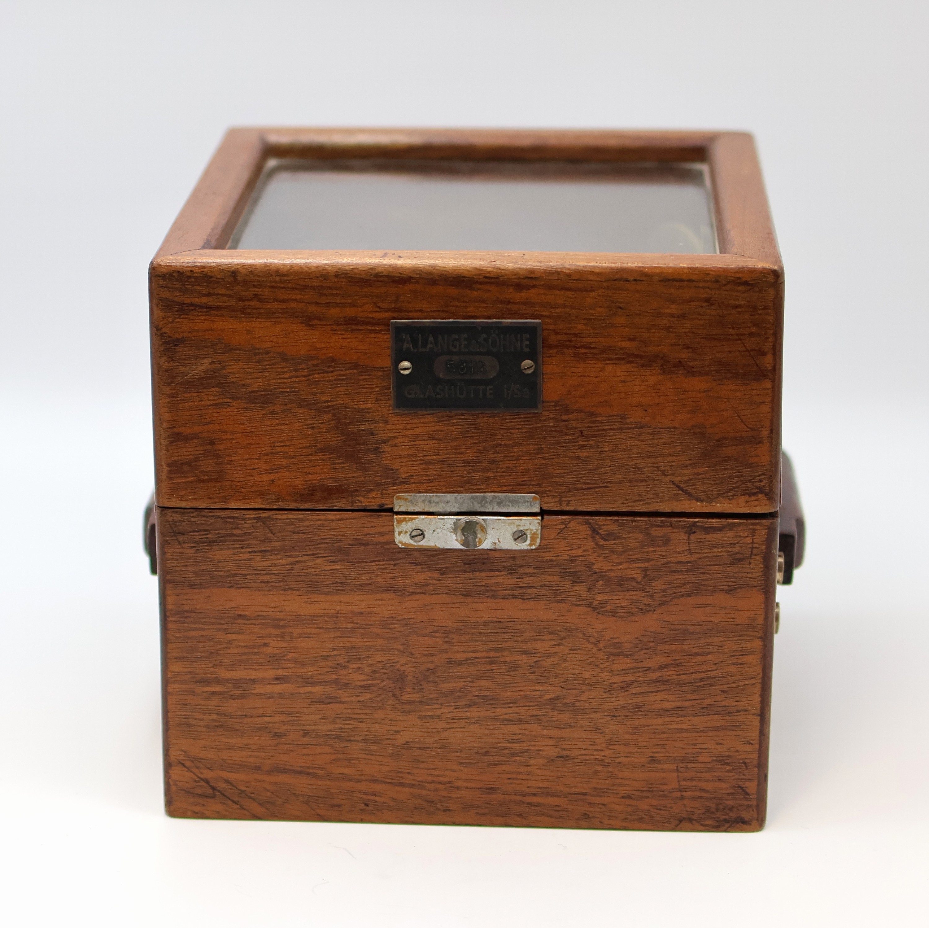 Detail b: A. LANGE & SÖHNE Einheitschronometer Nr. 5812 mit deutschem Hoheitszeichen und Marinenummer, Deutschland um 1945, orig. 2- tlg. Holzkasten, vergl., ...