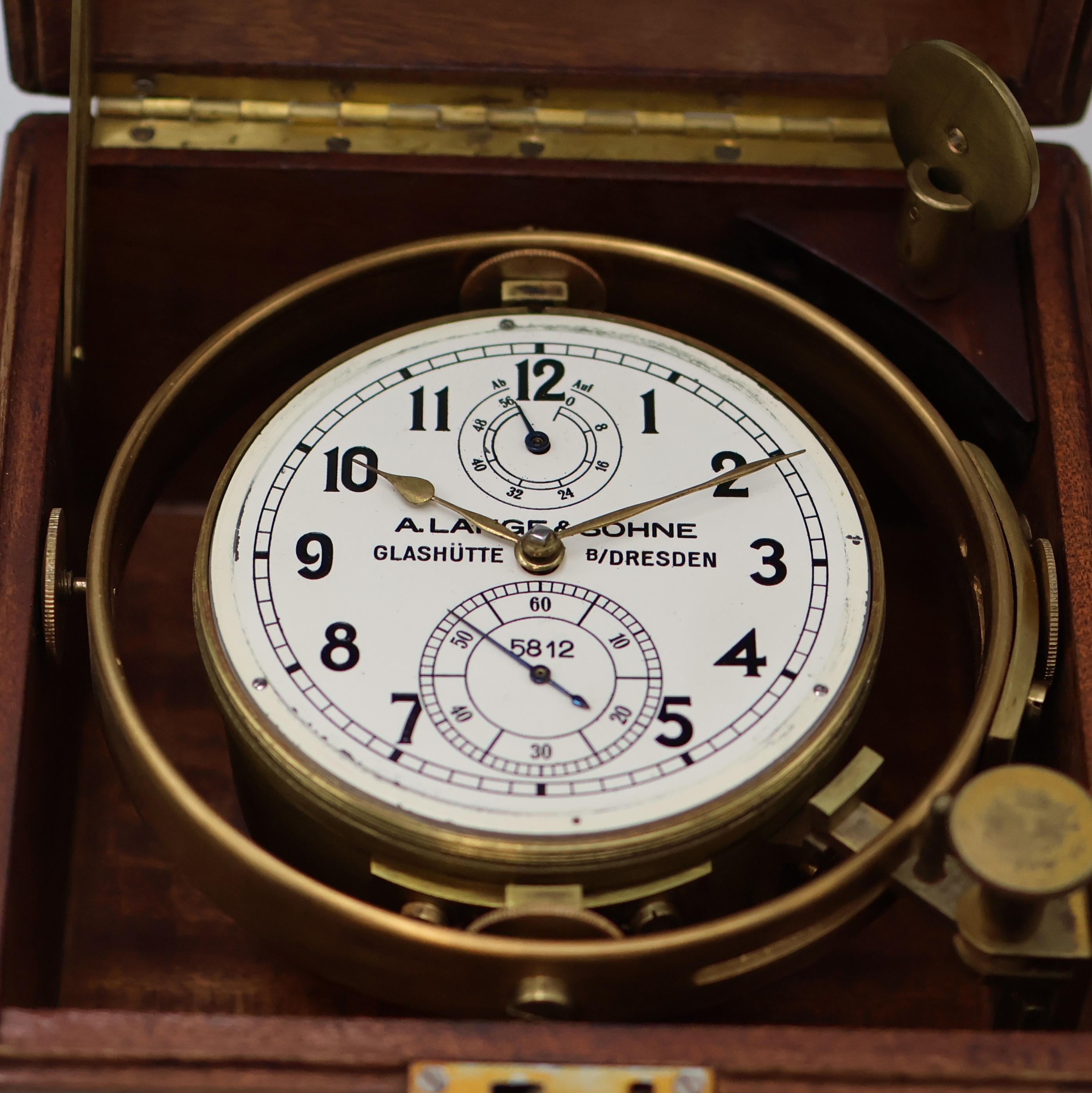 Detail d: A. LANGE & SÖHNE Einheitschronometer Nr. 5812 mit deutschem Hoheitszeichen und Marinenummer, Deutschland um 1945, orig. 2- tlg. Holzkasten, vergl., ...