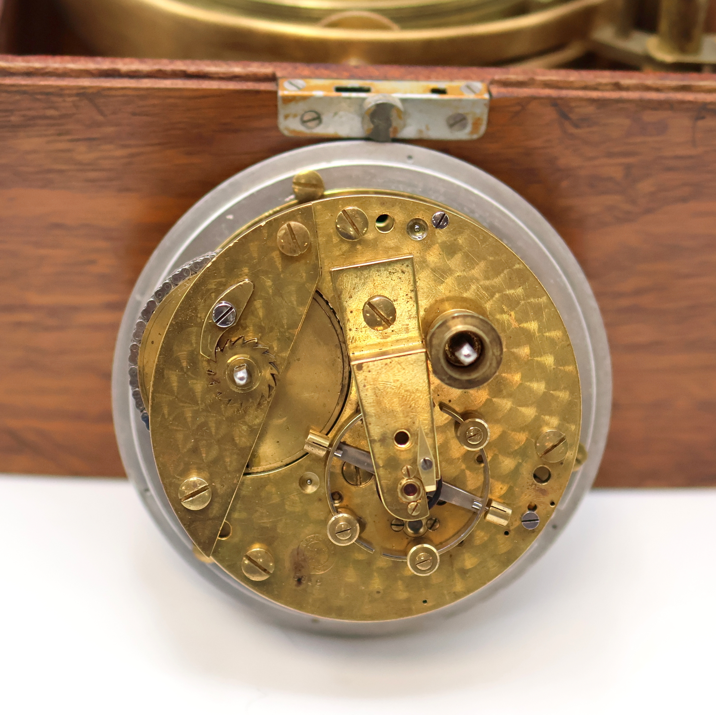 Detail e: A. LANGE & SÖHNE Einheitschronometer Nr. 5812 mit deutschem Hoheitszeichen und Marinenummer, Deutschland um 1945, orig. 2- tlg. Holzkasten, vergl., ...