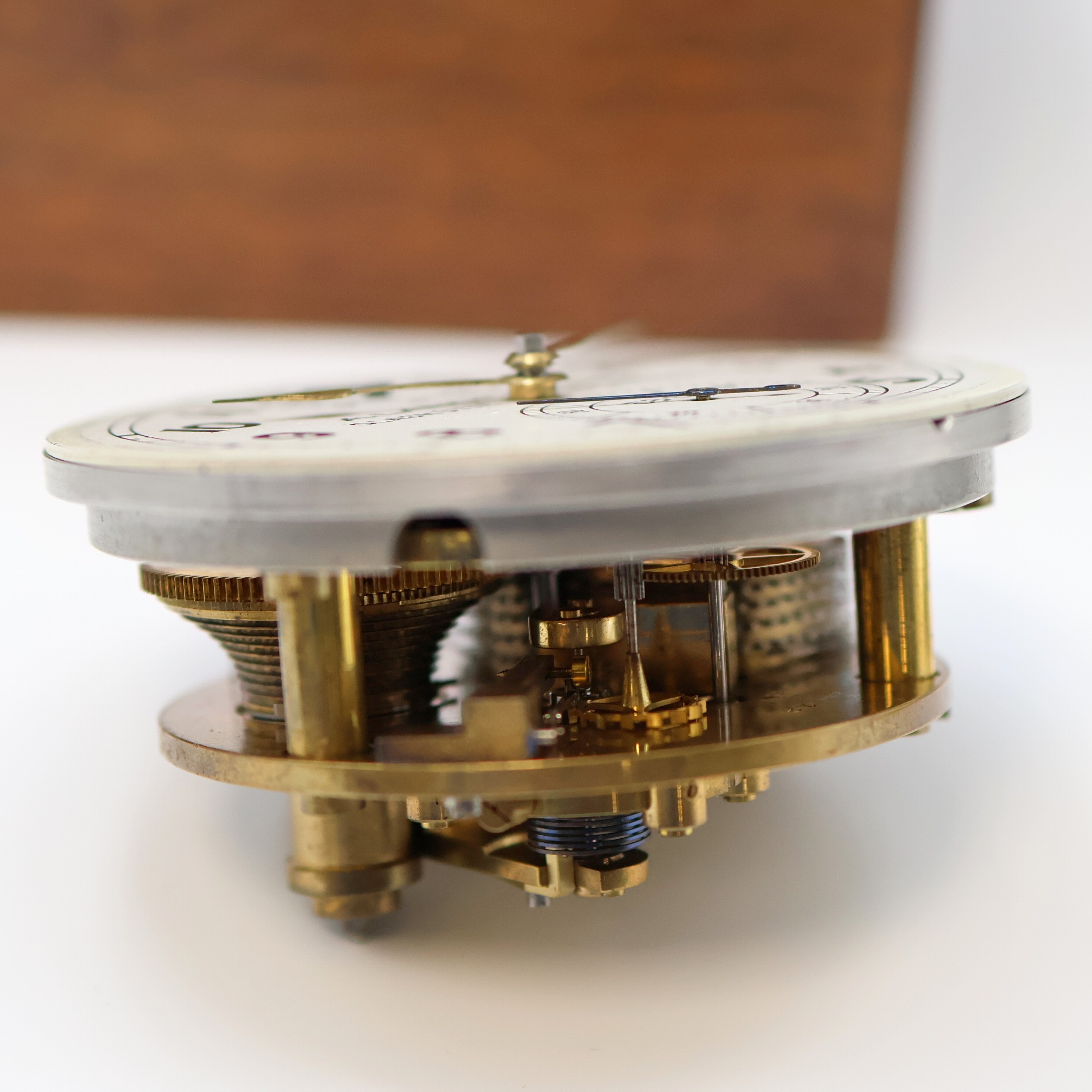 Detail g: A. LANGE & SÖHNE Einheitschronometer Nr. 5812 mit deutschem Hoheitszeichen und Marinenummer, Deutschland um 1945, orig. 2- tlg. Holzkasten, vergl., ...
