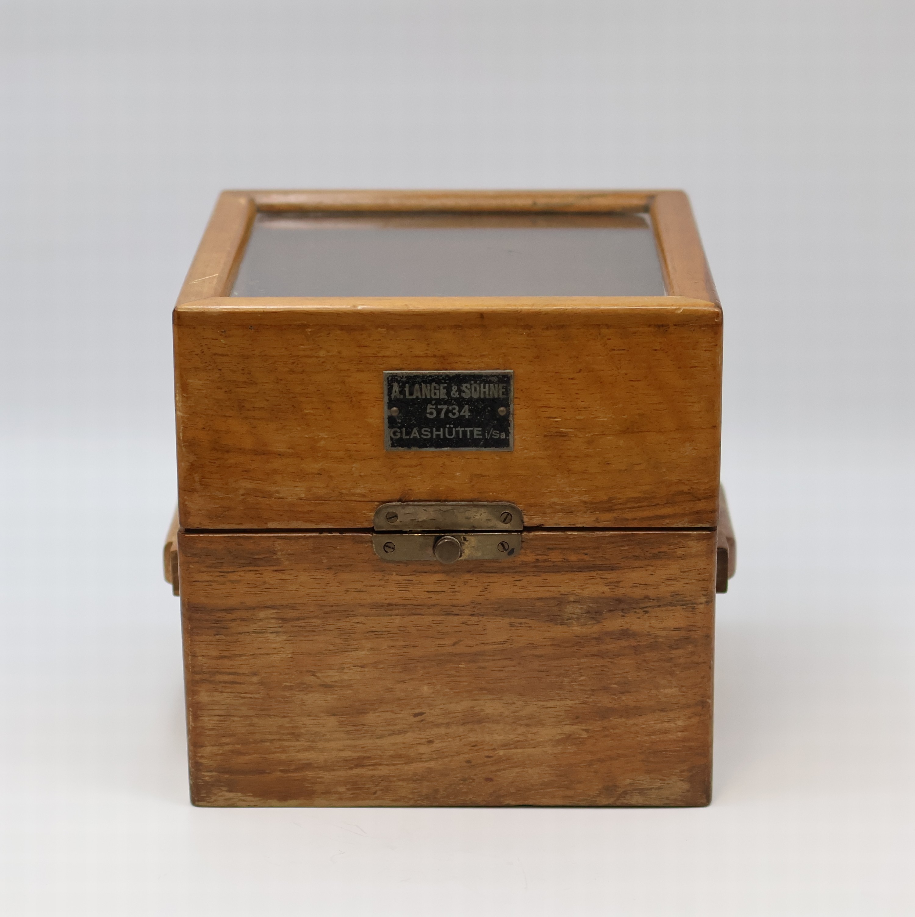 Detail a: A. LANGE & SÖHNE Marinechronometer Kaliber 48, Deutschland um 1945, vergl. 2-tlg. Holzkasten eines Einheitschronometers (nicht orig. zu dieser Uhr), ...