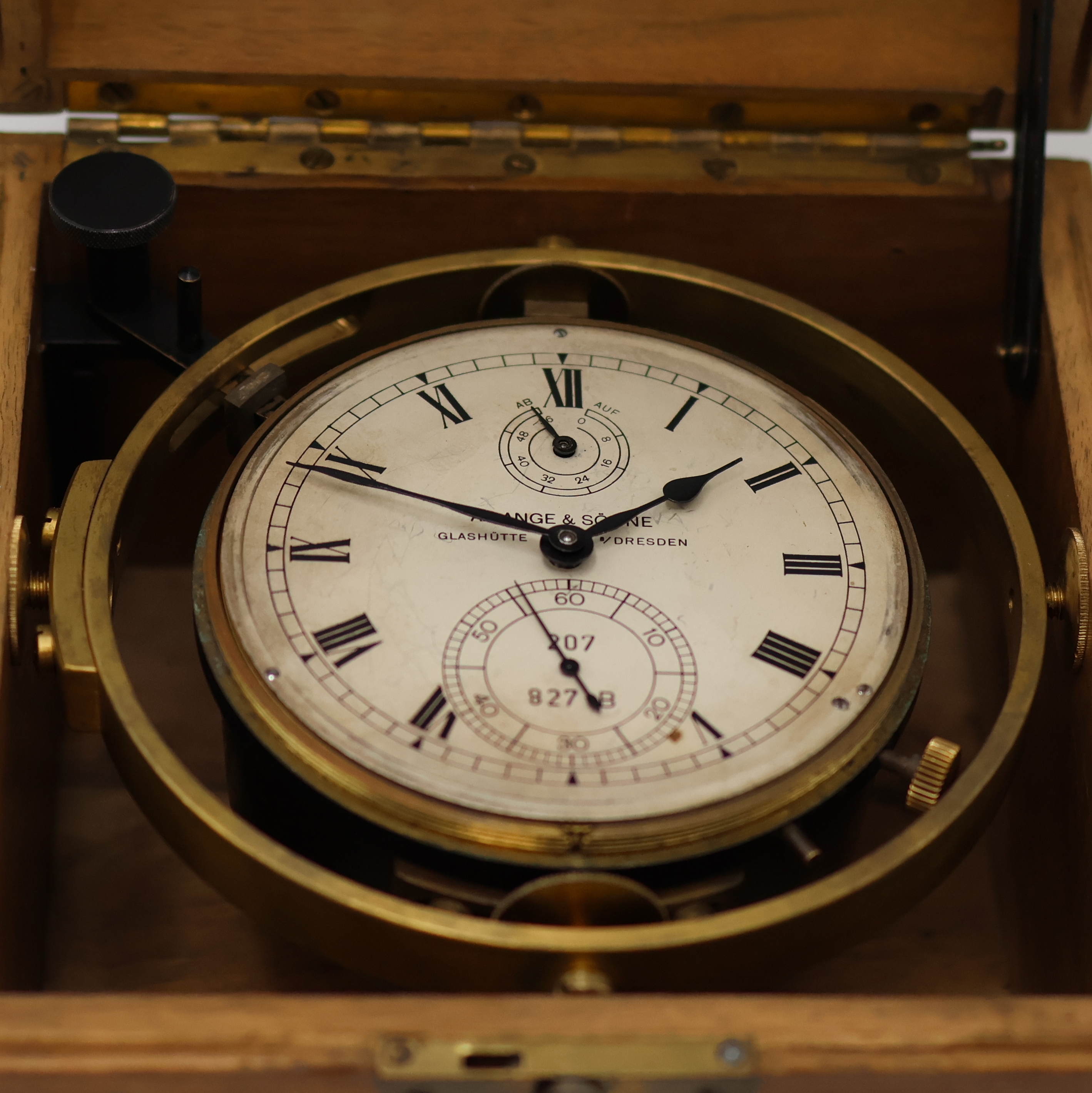 Detail c: A. LANGE & SÖHNE Marinechronometer Kaliber 48, Deutschland um 1945, vergl. 2-tlg. Holzkasten eines Einheitschronometers (nicht orig. zu dieser Uhr), ...