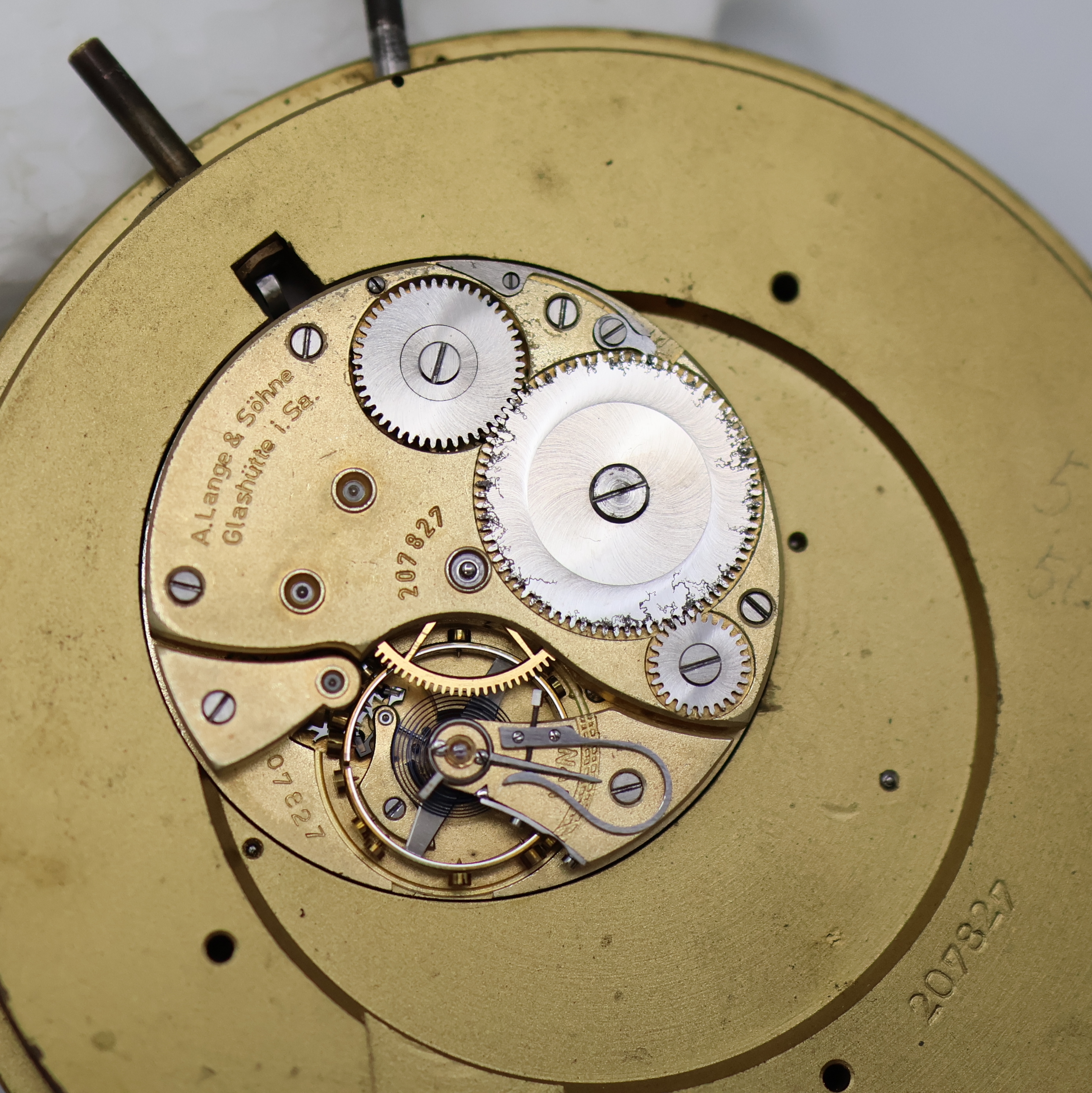 Detail d: A. LANGE & SÖHNE Marinechronometer Kaliber 48, Deutschland um 1945, vergl. 2-tlg. Holzkasten eines Einheitschronometers (nicht orig. zu dieser Uhr), ...