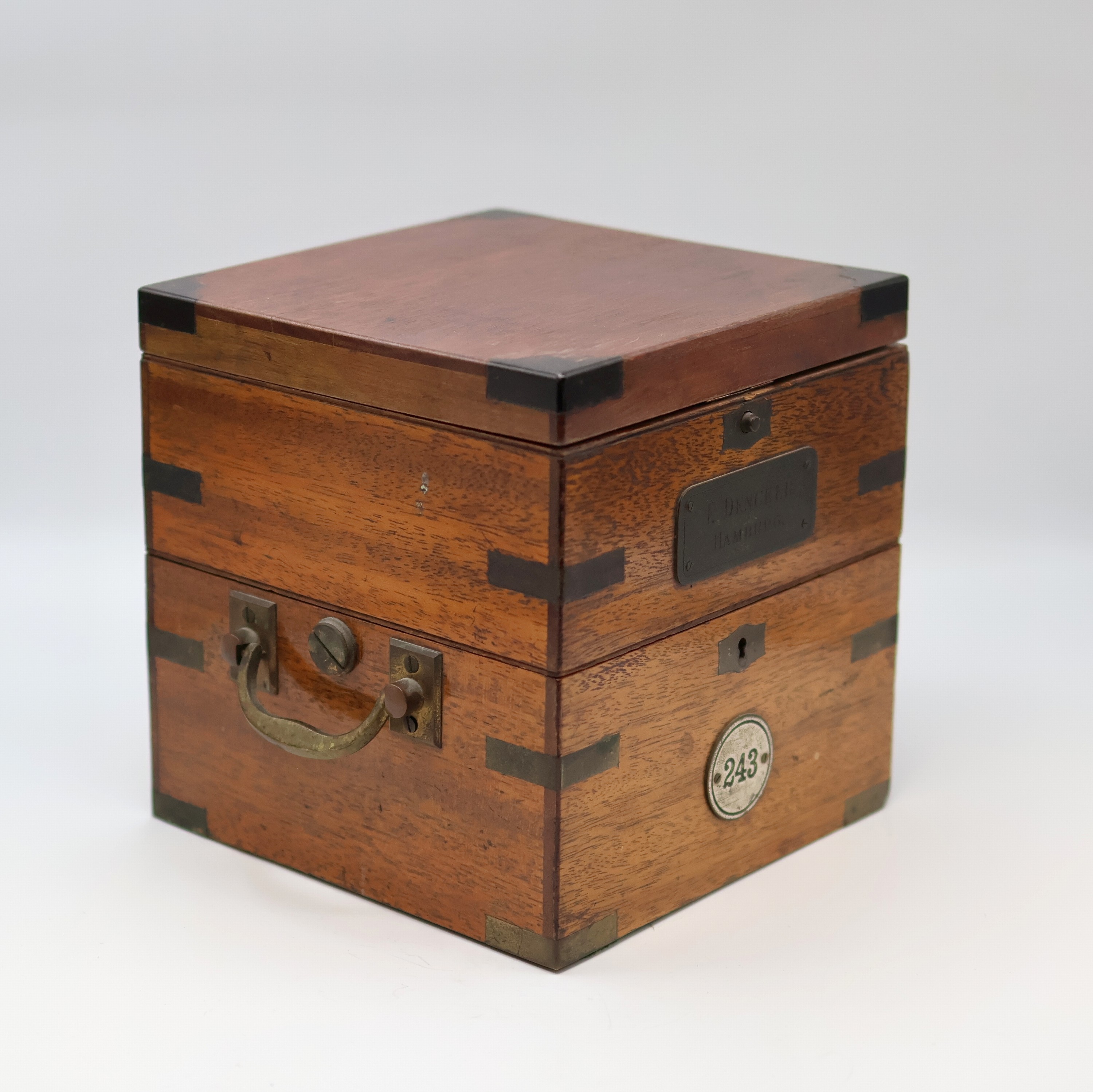 Detail b: F. DENCKER, Hamburg / ULYSSE NARDIN Marinechronometer, Schweiz um 1905, 3-tlg. Holzkasten, Deckel später, kardanisch aufgehängtes Messinggeh., ...