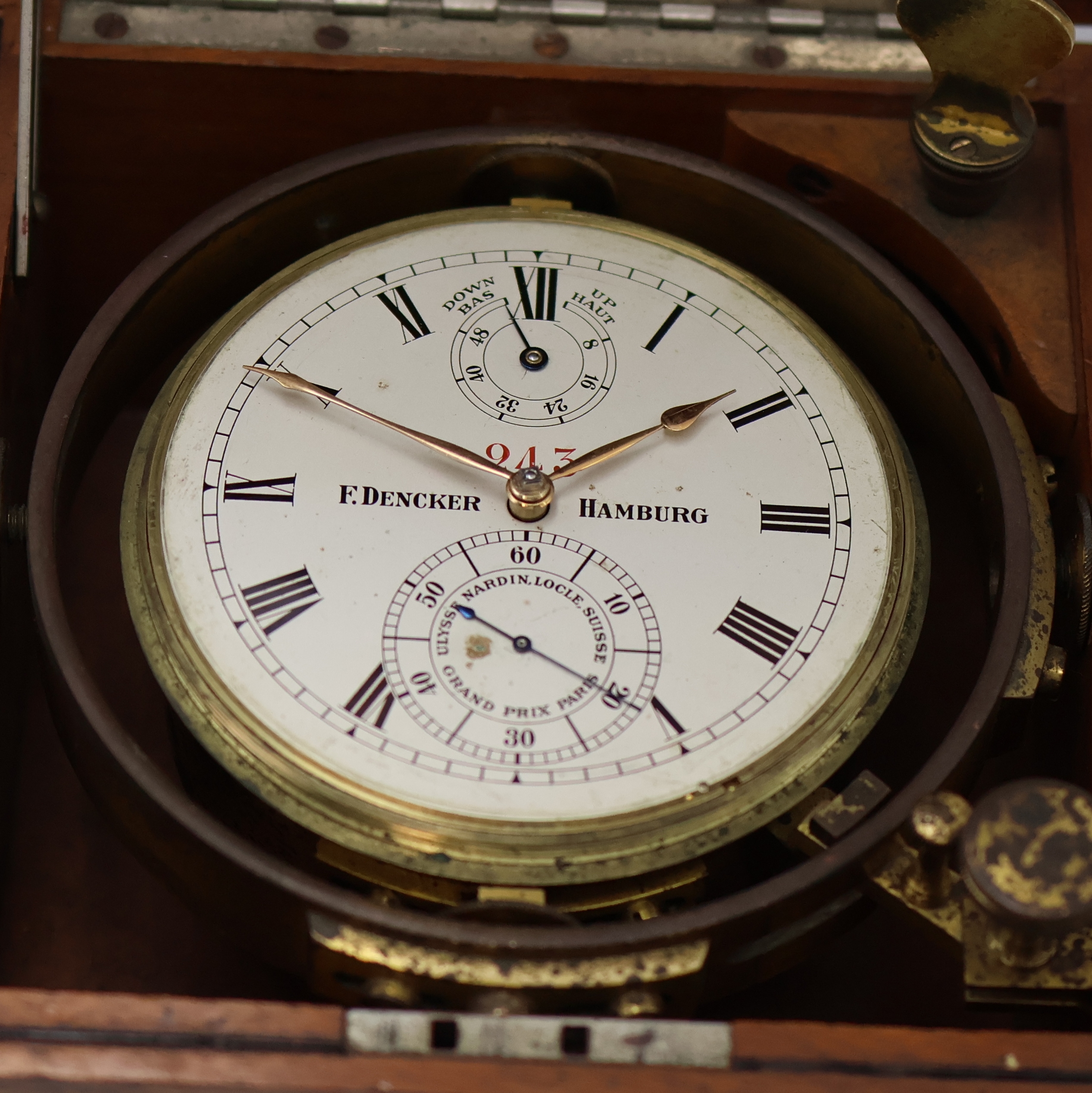 Detail c: F. DENCKER, Hamburg / ULYSSE NARDIN Marinechronometer, Schweiz um 1905, 3-tlg. Holzkasten, Deckel später, kardanisch aufgehängtes Messinggeh., ...