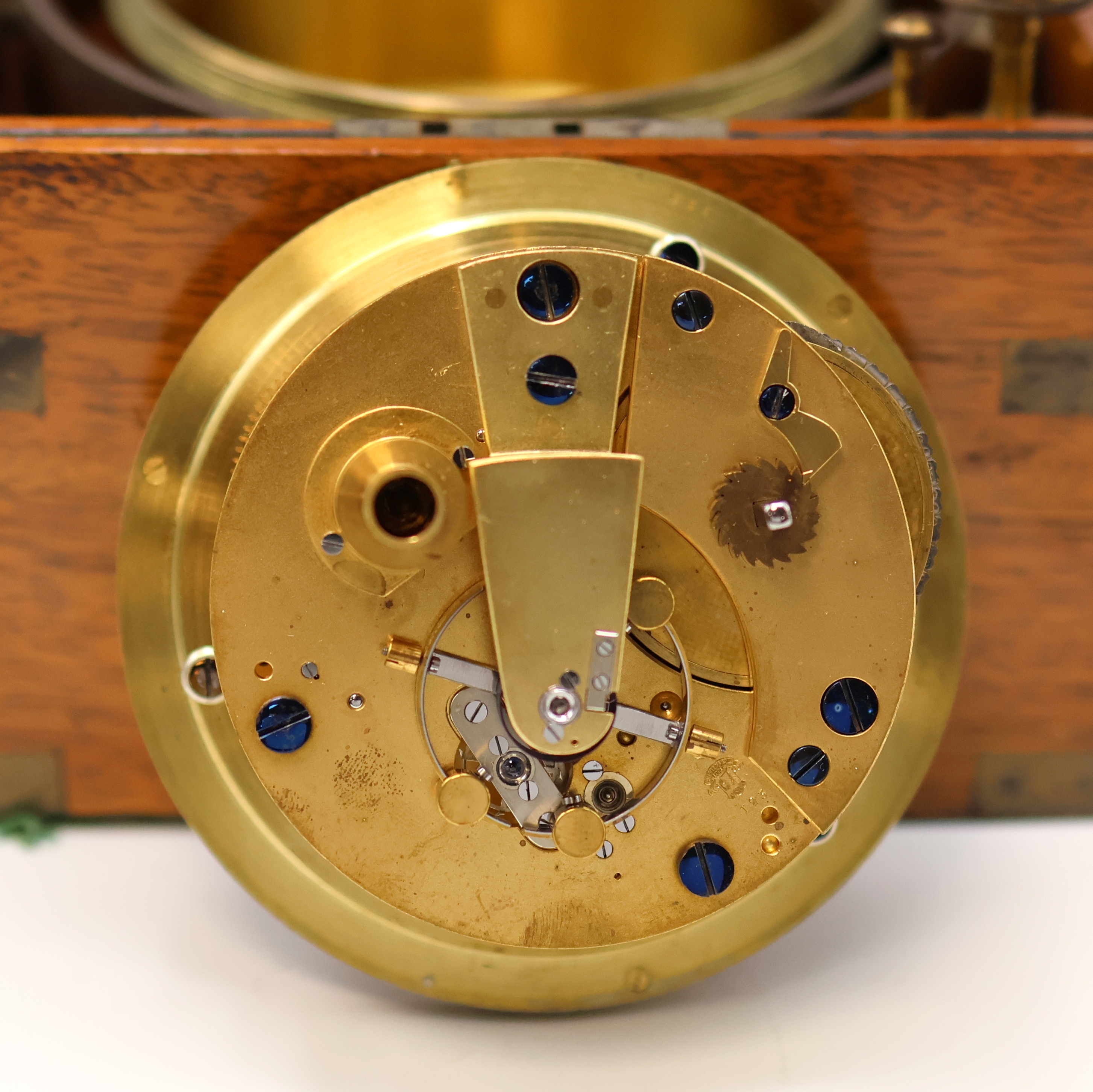 Detail d: F. DENCKER, Hamburg / ULYSSE NARDIN Marinechronometer, Schweiz um 1905, 3-tlg. Holzkasten, Deckel später, kardanisch aufgehängtes Messinggeh., ...