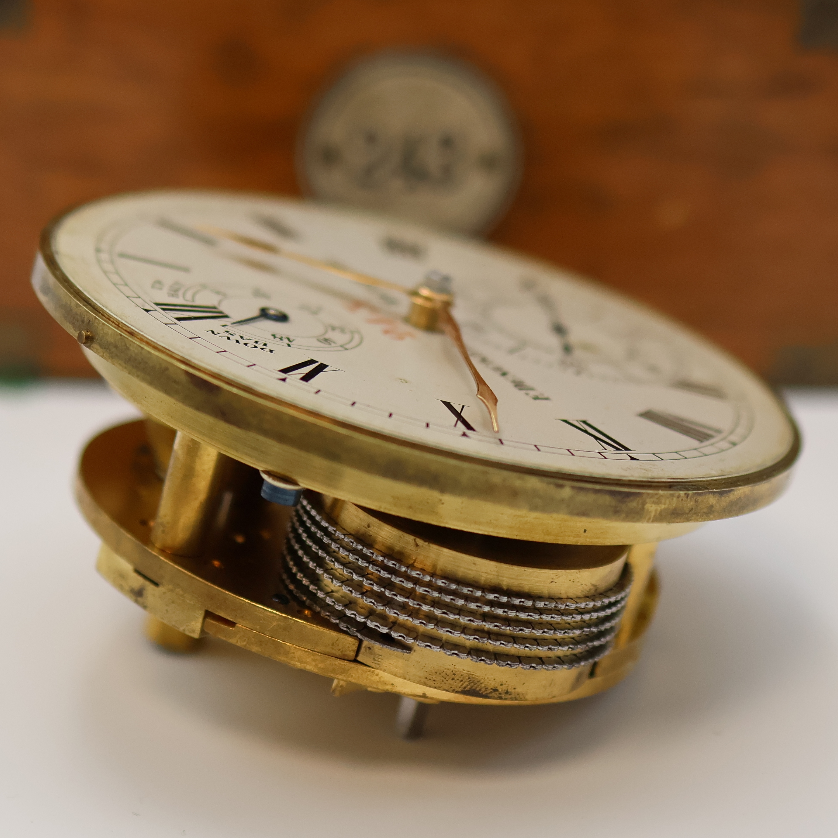 Detail e: F. DENCKER, Hamburg / ULYSSE NARDIN Marinechronometer, Schweiz um 1905, 3-tlg. Holzkasten, Deckel später, kardanisch aufgehängtes Messinggeh., ...