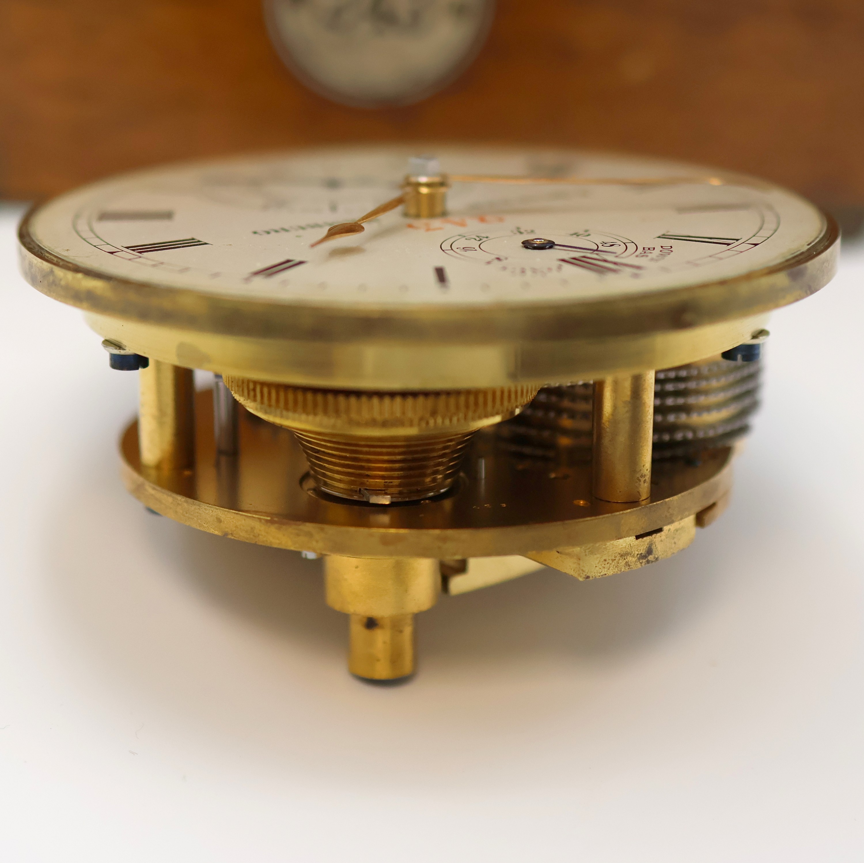Detail f: F. DENCKER, Hamburg / ULYSSE NARDIN Marinechronometer, Schweiz um 1905, 3-tlg. Holzkasten, Deckel später, kardanisch aufgehängtes Messinggeh., ...