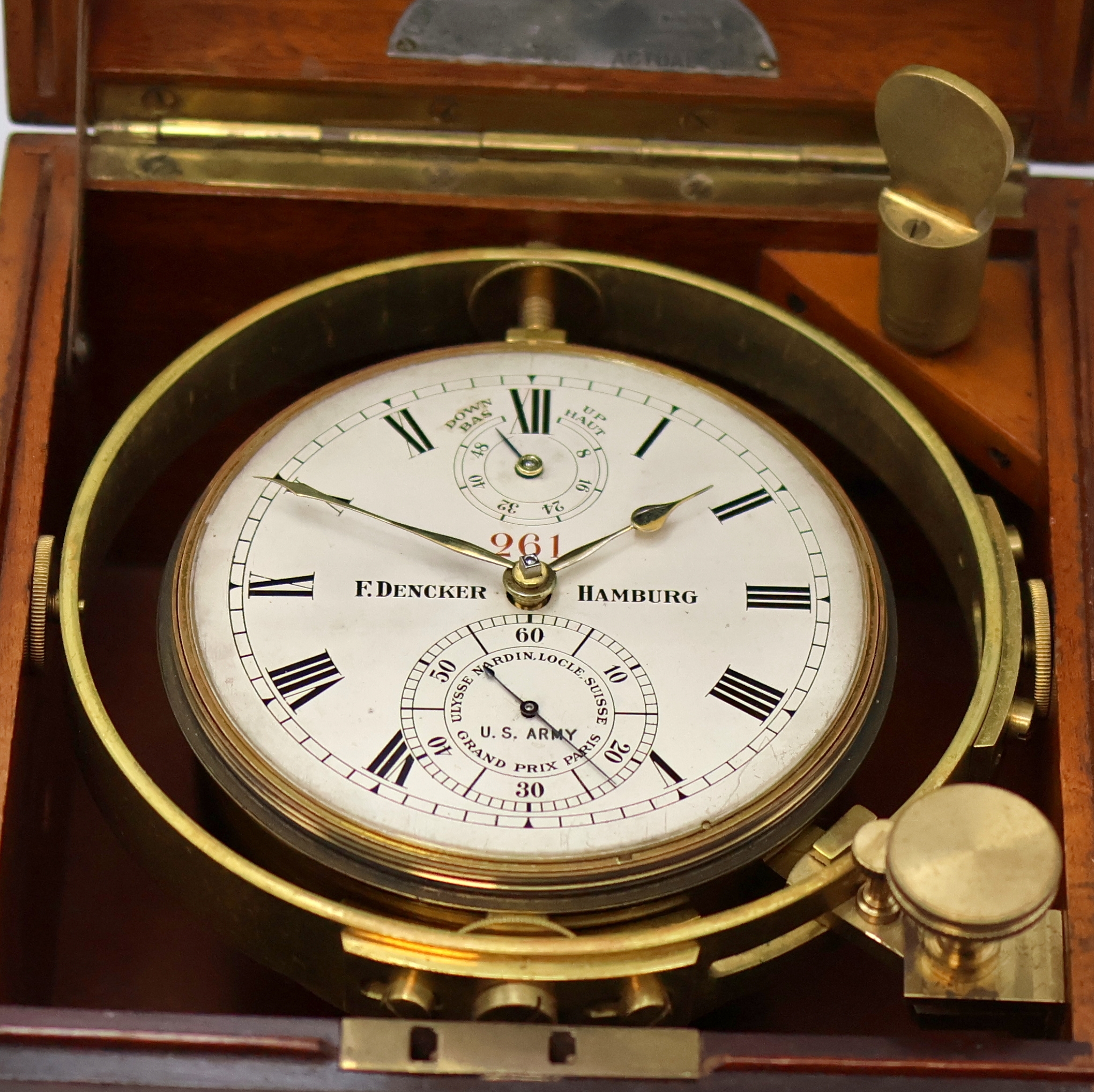 Detail c: F. DENCKER Hamburg/ULYSSE NARDIN Marinechrono-meter im nicht originalen Holzkasten, Schweiz um 1910, 3-tlg. Holzkasten bez. "H. Hughes & ...