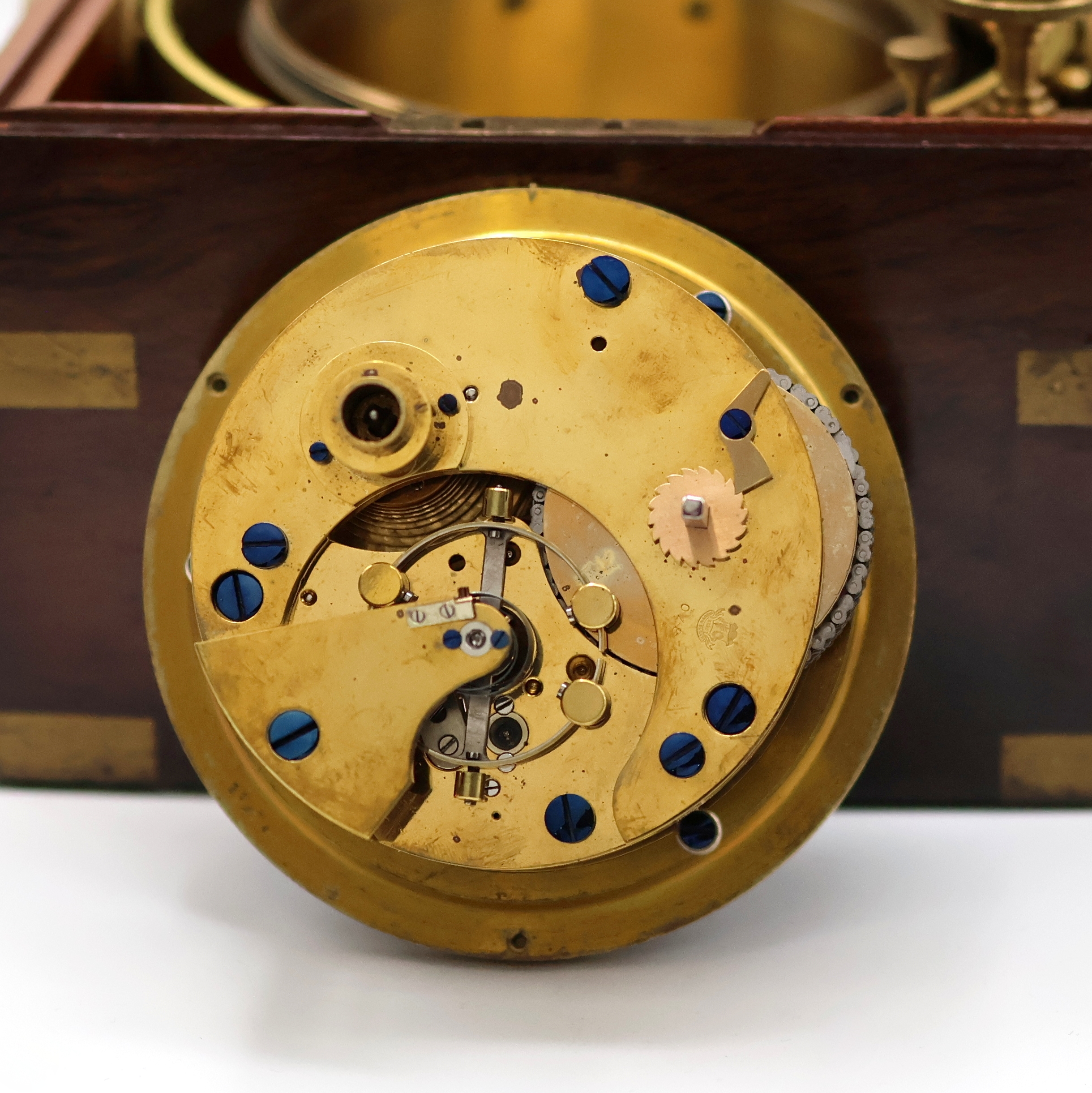 Detail d: F. DENCKER Hamburg/ULYSSE NARDIN Marinechrono-meter im nicht originalen Holzkasten, Schweiz um 1910, 3-tlg. Holzkasten bez. "H. Hughes & ...