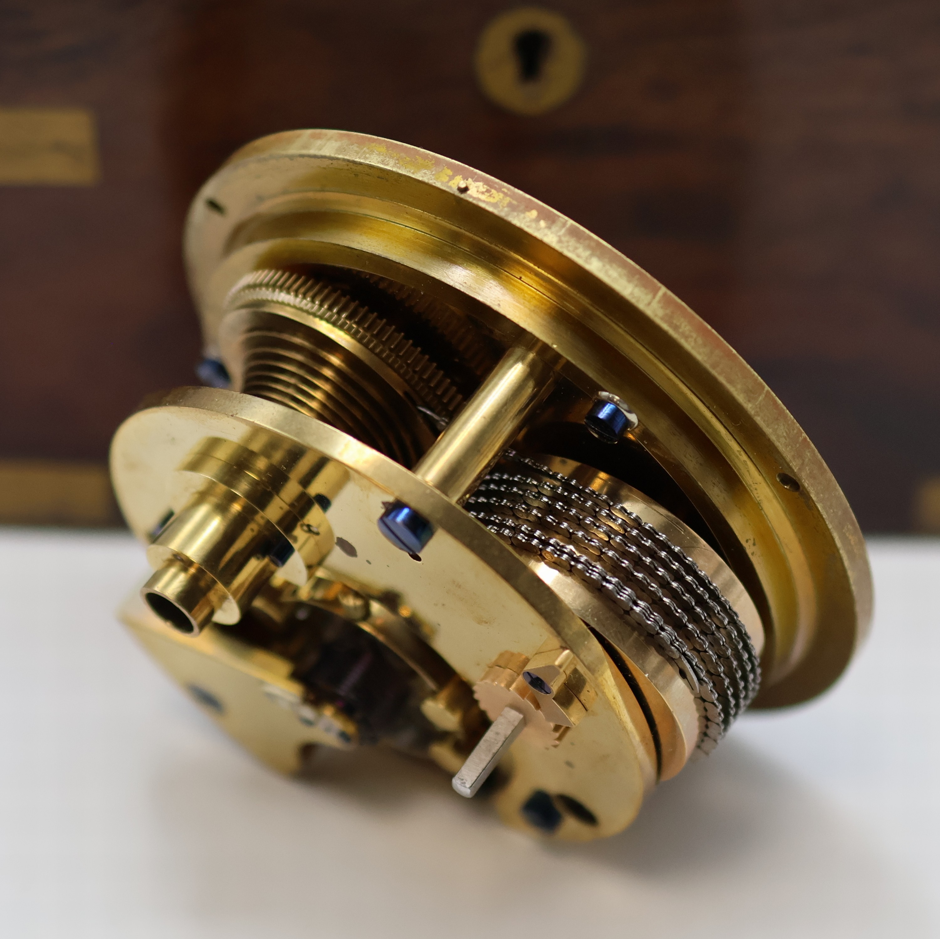 Detail e: F. DENCKER Hamburg/ULYSSE NARDIN Marinechrono-meter im nicht originalen Holzkasten, Schweiz um 1910, 3-tlg. Holzkasten bez. "H. Hughes & ...