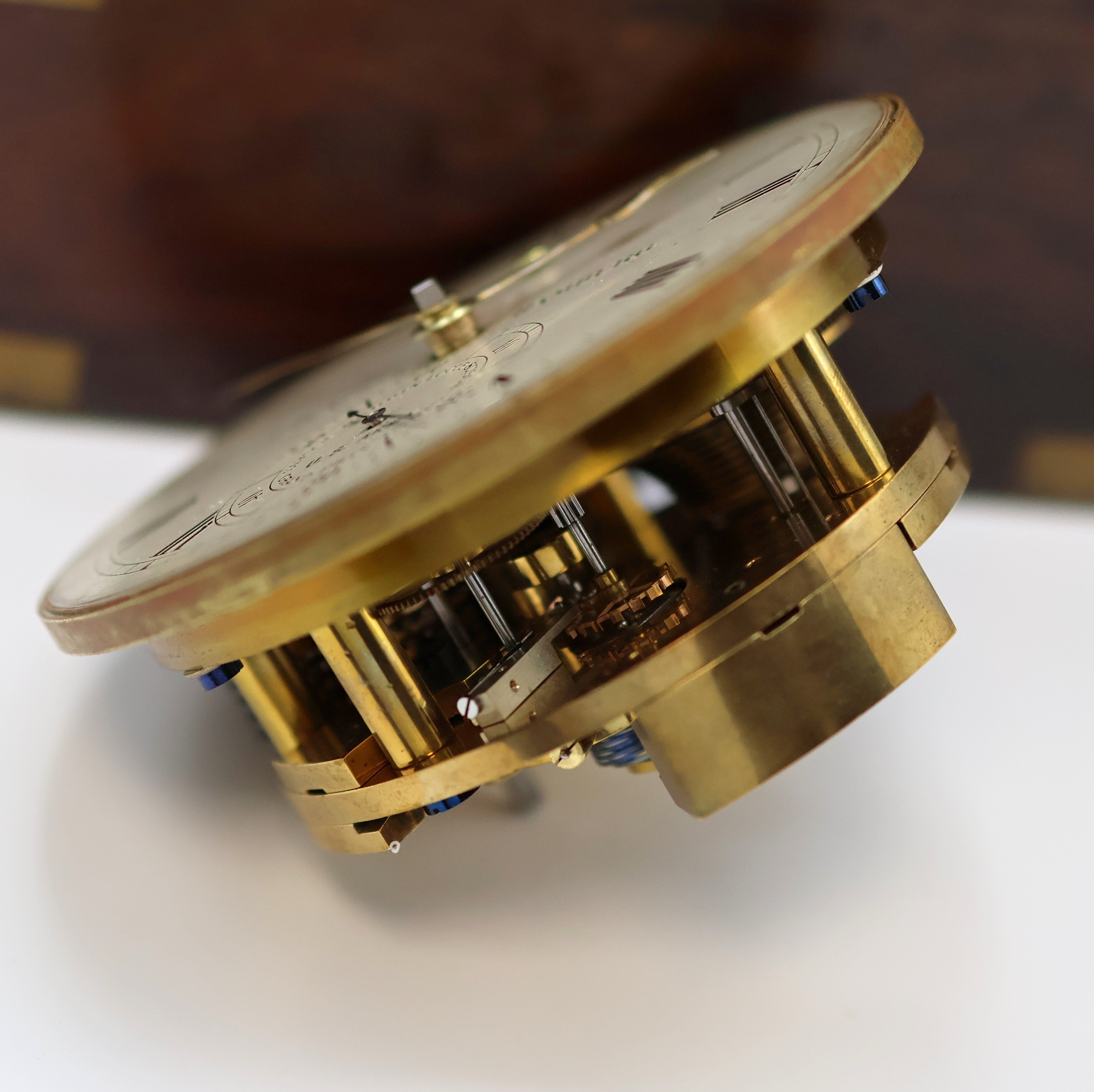 Detail f: F. DENCKER Hamburg/ULYSSE NARDIN Marinechrono-meter im nicht originalen Holzkasten, Schweiz um 1910, 3-tlg. Holzkasten bez. "H. Hughes & ...