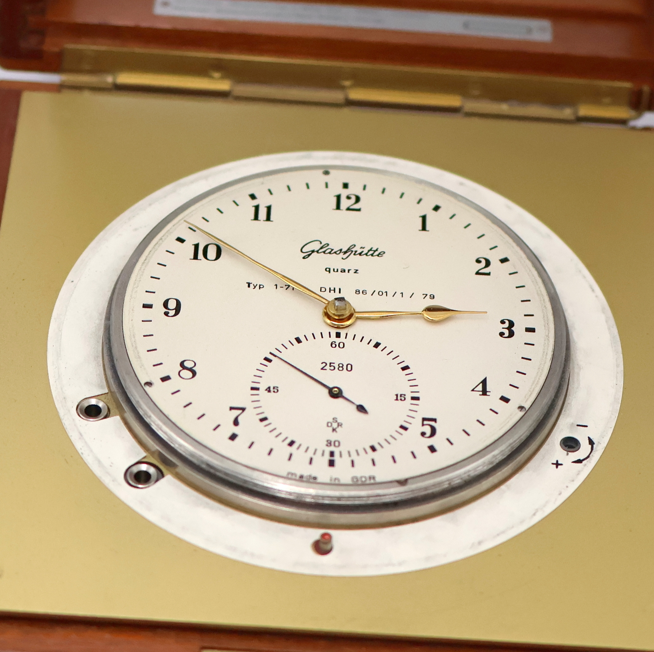 Detail a: Glashütte Quartz Marinechronometer Type 1-71, DDR um 1980, 2-tlg. vergl. Holzkasten, seitl. Tragegriffe, silb. Zifferbl. m. arab. Zahlen, ...