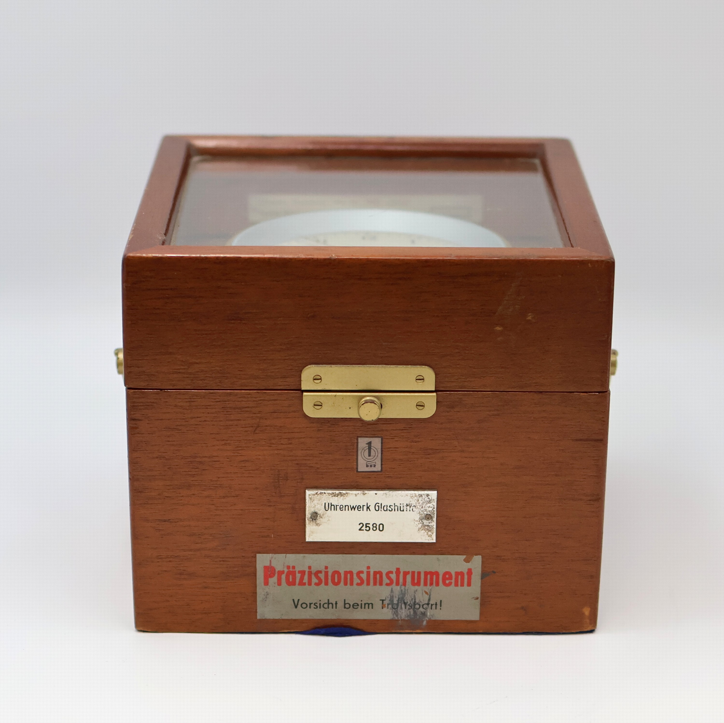 Detail b: Glashütte Quartz Marinechronometer Type 1-71, DDR um 1980, 2-tlg. vergl. Holzkasten, seitl. Tragegriffe, silb. Zifferbl. m. arab. Zahlen, ...