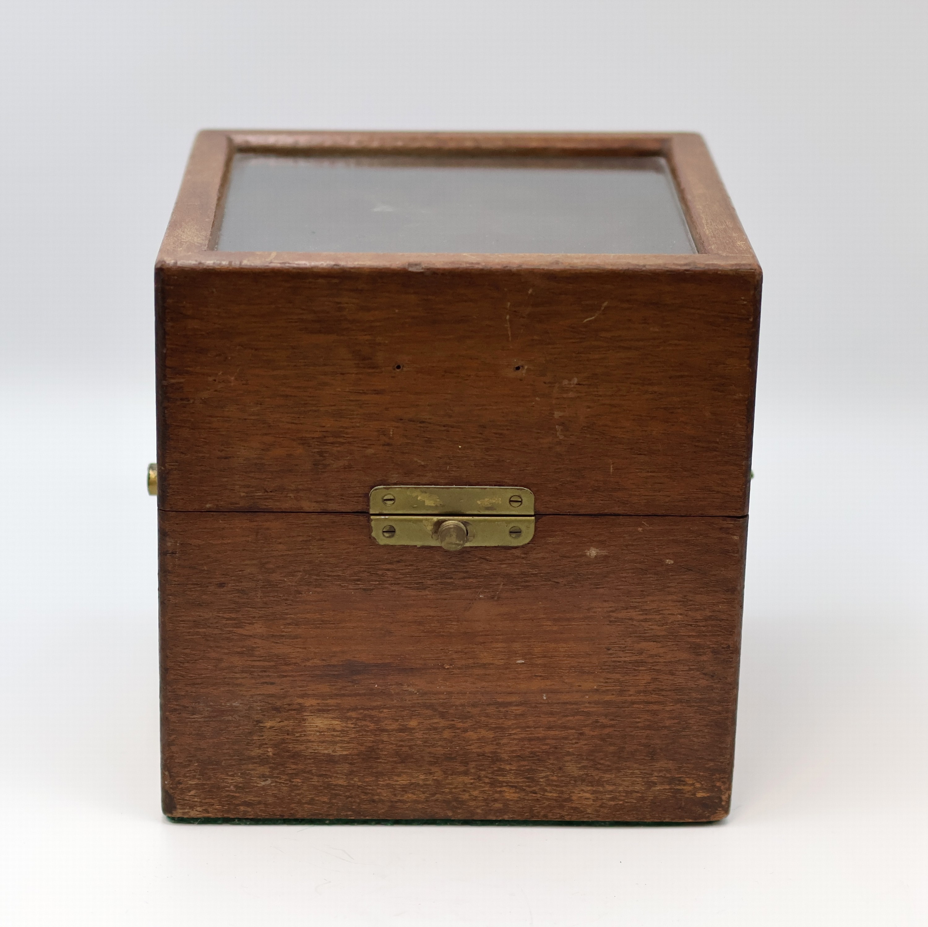 Detail a: GUB Marinechronometer Nr. 2972 im späteren Gehäuse/Holzkasten, DDR um 1955, 2-tlg. vergl. Holzkasten Nr. 3239, kardanisch aufgehängtes Messinggeh. ...