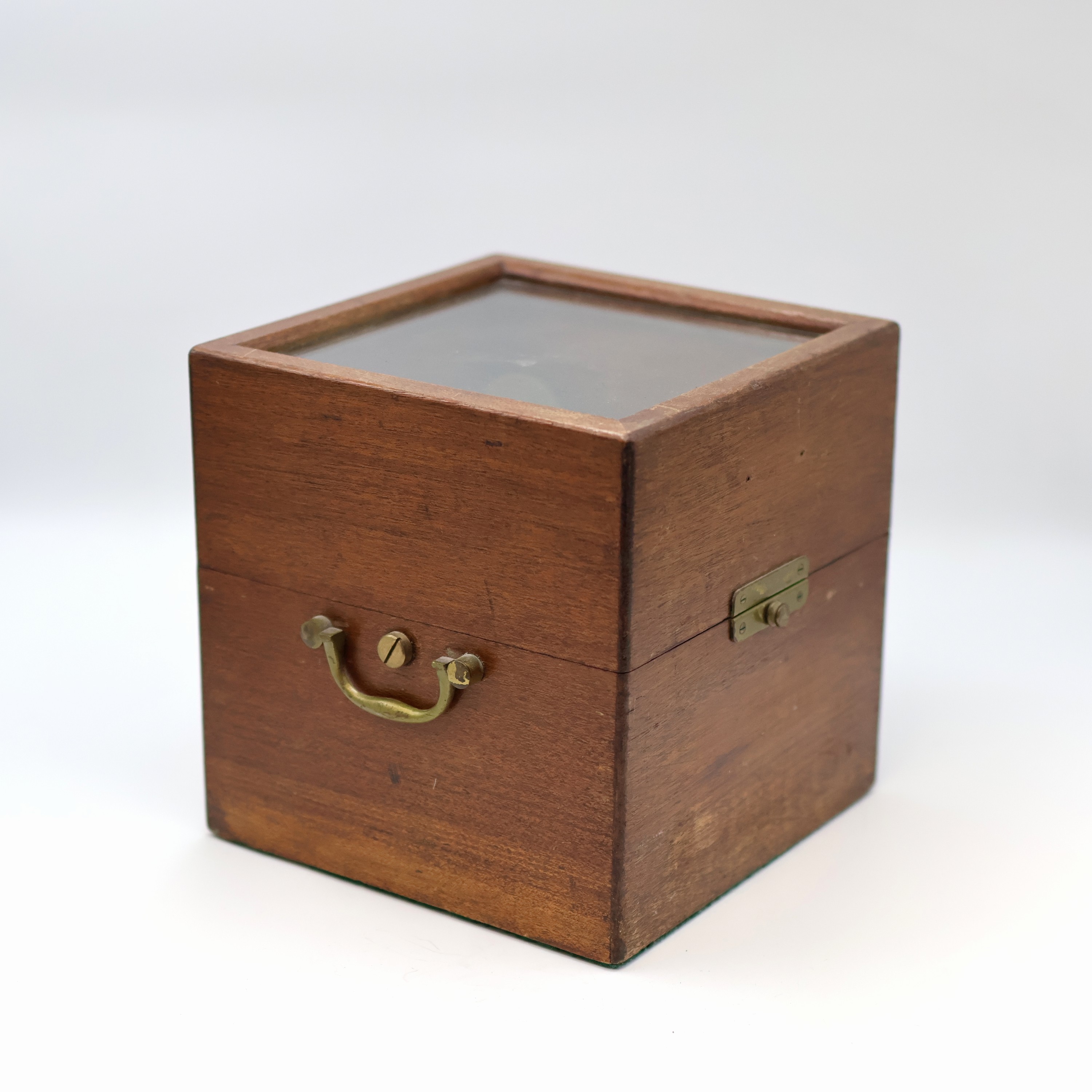 Detail b: GUB Marinechronometer Nr. 2972 im späteren Gehäuse/Holzkasten, DDR um 1955, 2-tlg. vergl. Holzkasten Nr. 3239, kardanisch aufgehängtes Messinggeh. ...