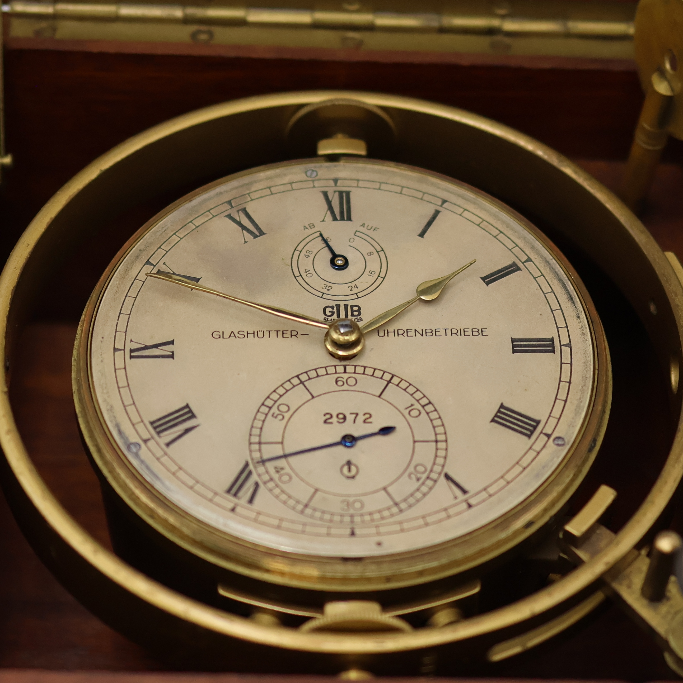 Detail c: GUB Marinechronometer Nr. 2972 im späteren Gehäuse/Holzkasten, DDR um 1955, 2-tlg. vergl. Holzkasten Nr. 3239, kardanisch aufgehängtes Messinggeh. ...