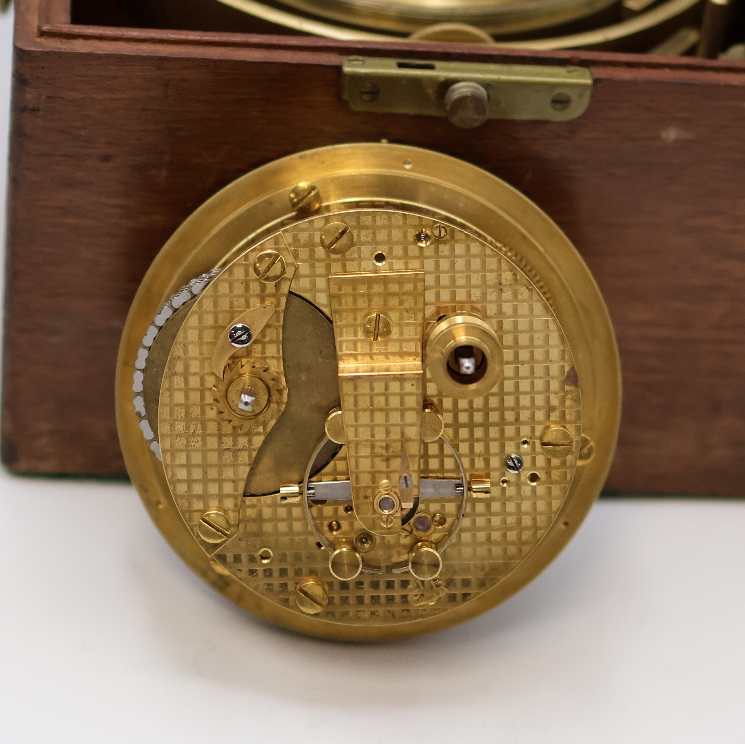 Detail d: GUB Marinechronometer Nr. 2972 im späteren Gehäuse/Holzkasten, DDR um 1955, 2-tlg. vergl. Holzkasten Nr. 3239, kardanisch aufgehängtes Messinggeh. ...