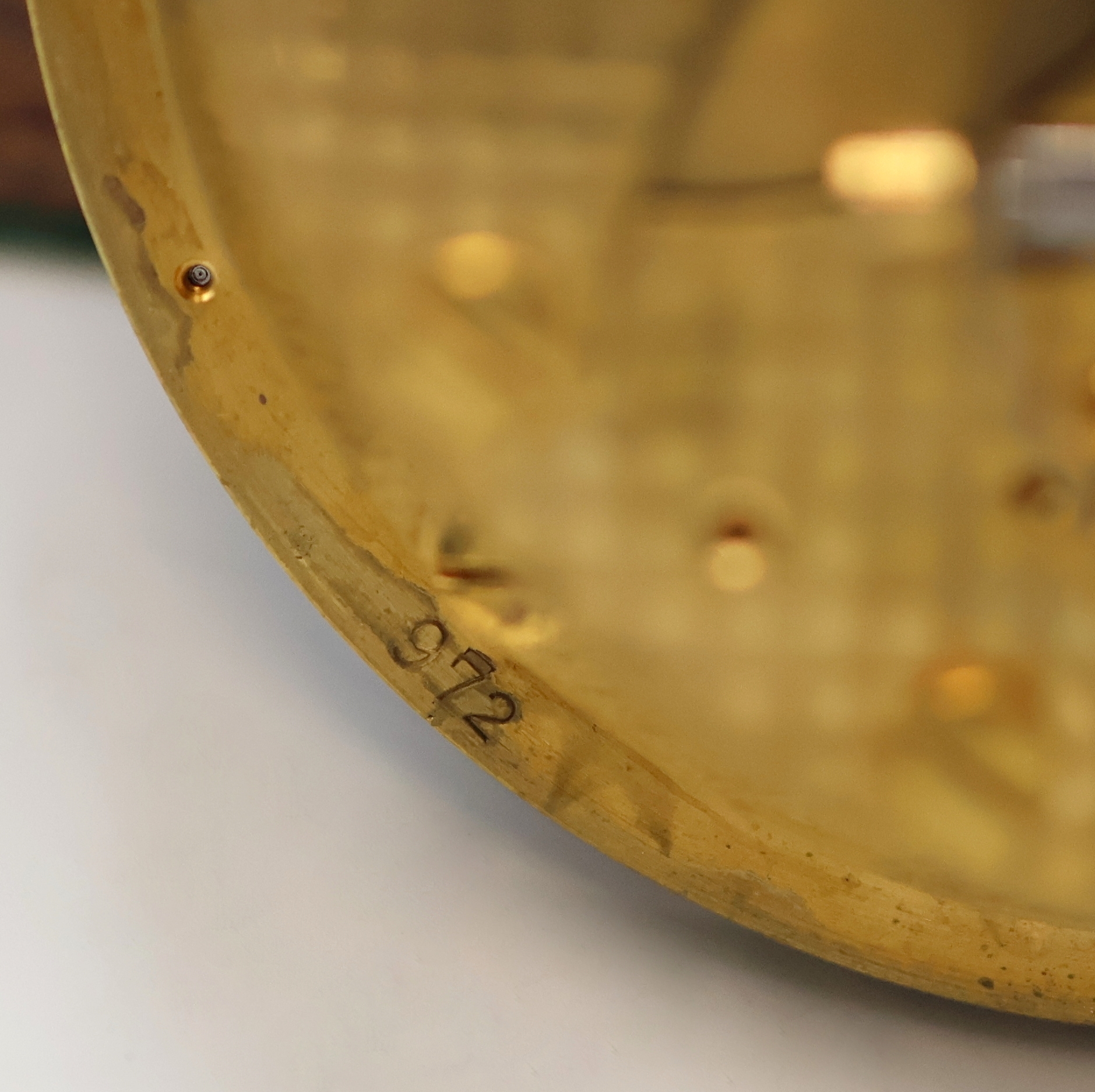 Detail e: GUB Marinechronometer Nr. 2972 im späteren Gehäuse/Holzkasten, DDR um 1955, 2-tlg. vergl. Holzkasten Nr. 3239, kardanisch aufgehängtes Messinggeh. ...