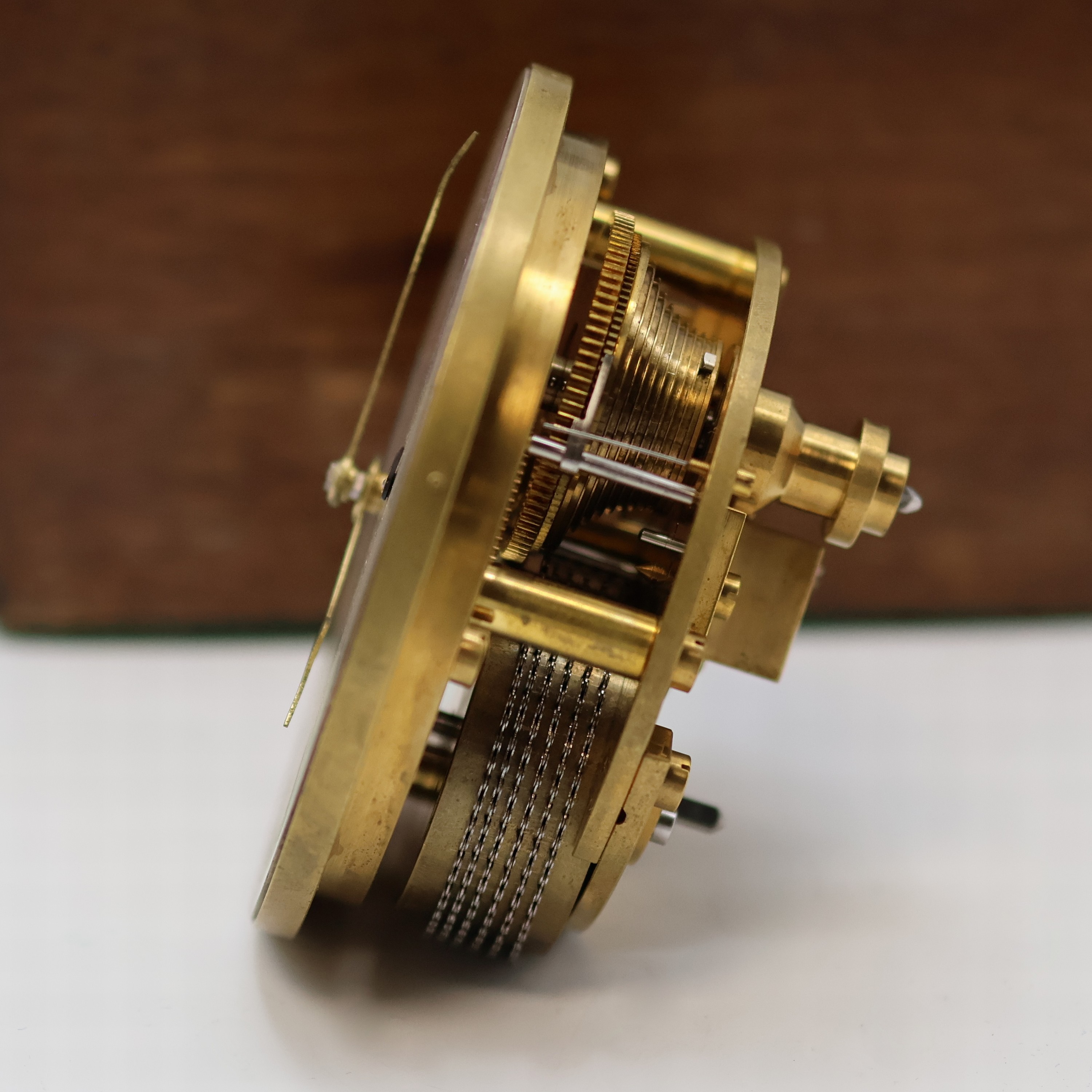 Detail f: GUB Marinechronometer Nr. 2972 im späteren Gehäuse/Holzkasten, DDR um 1955, 2-tlg. vergl. Holzkasten Nr. 3239, kardanisch aufgehängtes Messinggeh. ...