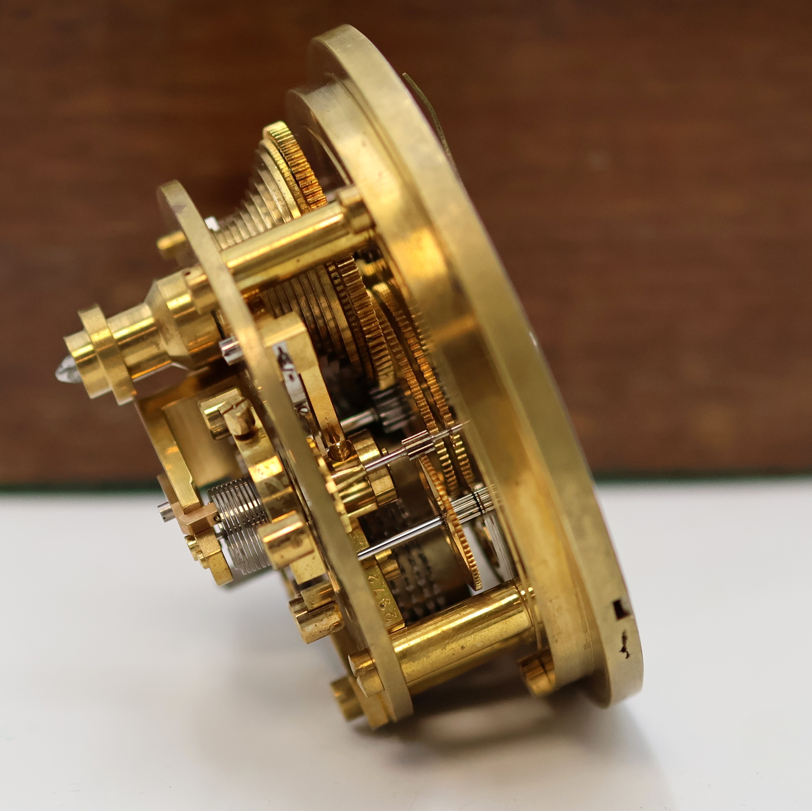Detail g: GUB Marinechronometer Nr. 2972 im späteren Gehäuse/Holzkasten, DDR um 1955, 2-tlg. vergl. Holzkasten Nr. 3239, kardanisch aufgehängtes Messinggeh. ...
