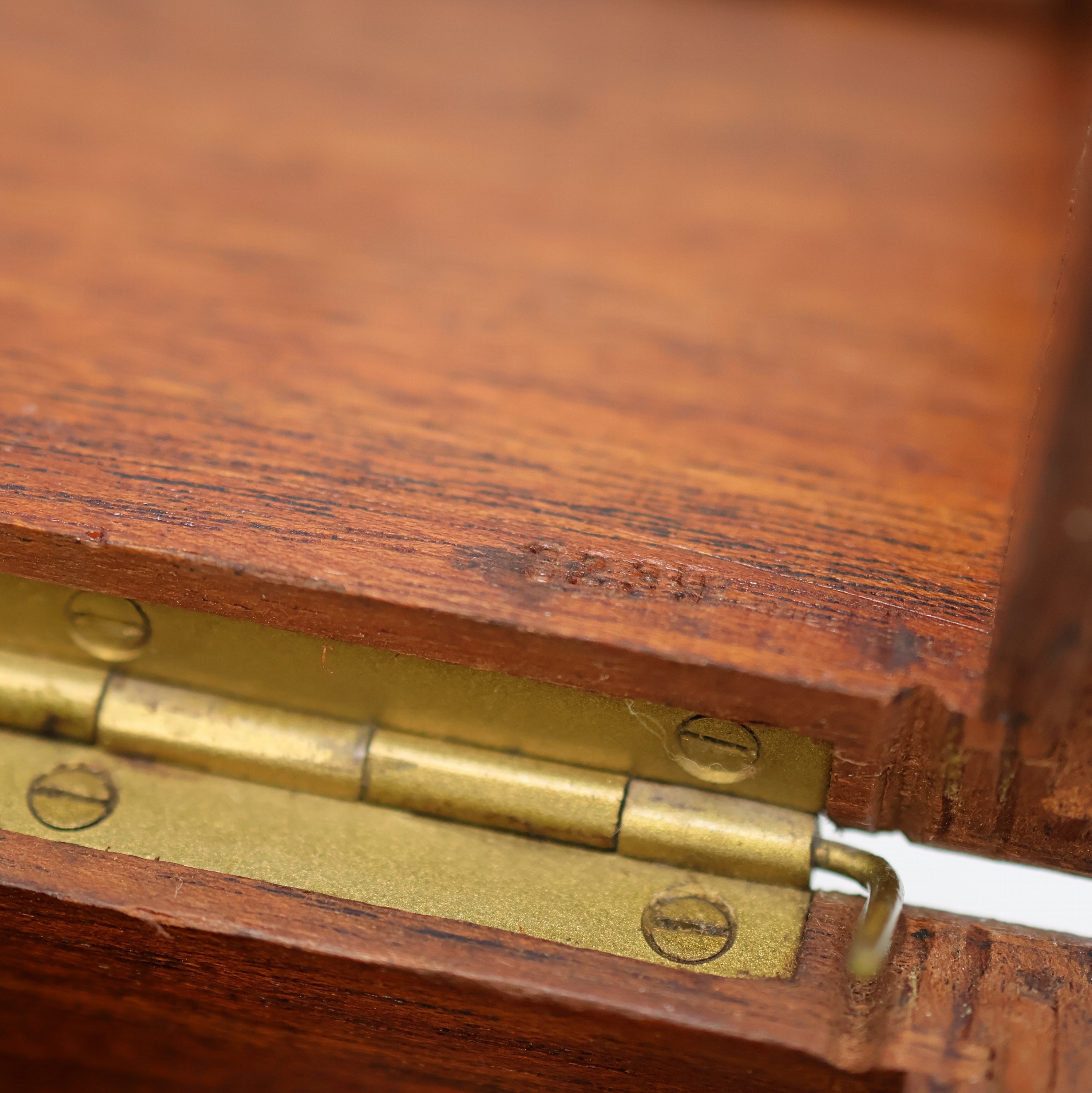 Detail j: GUB Marinechronometer Nr. 2972 im späteren Gehäuse/Holzkasten, DDR um 1955, 2-tlg. vergl. Holzkasten Nr. 3239, kardanisch aufgehängtes Messinggeh. ...