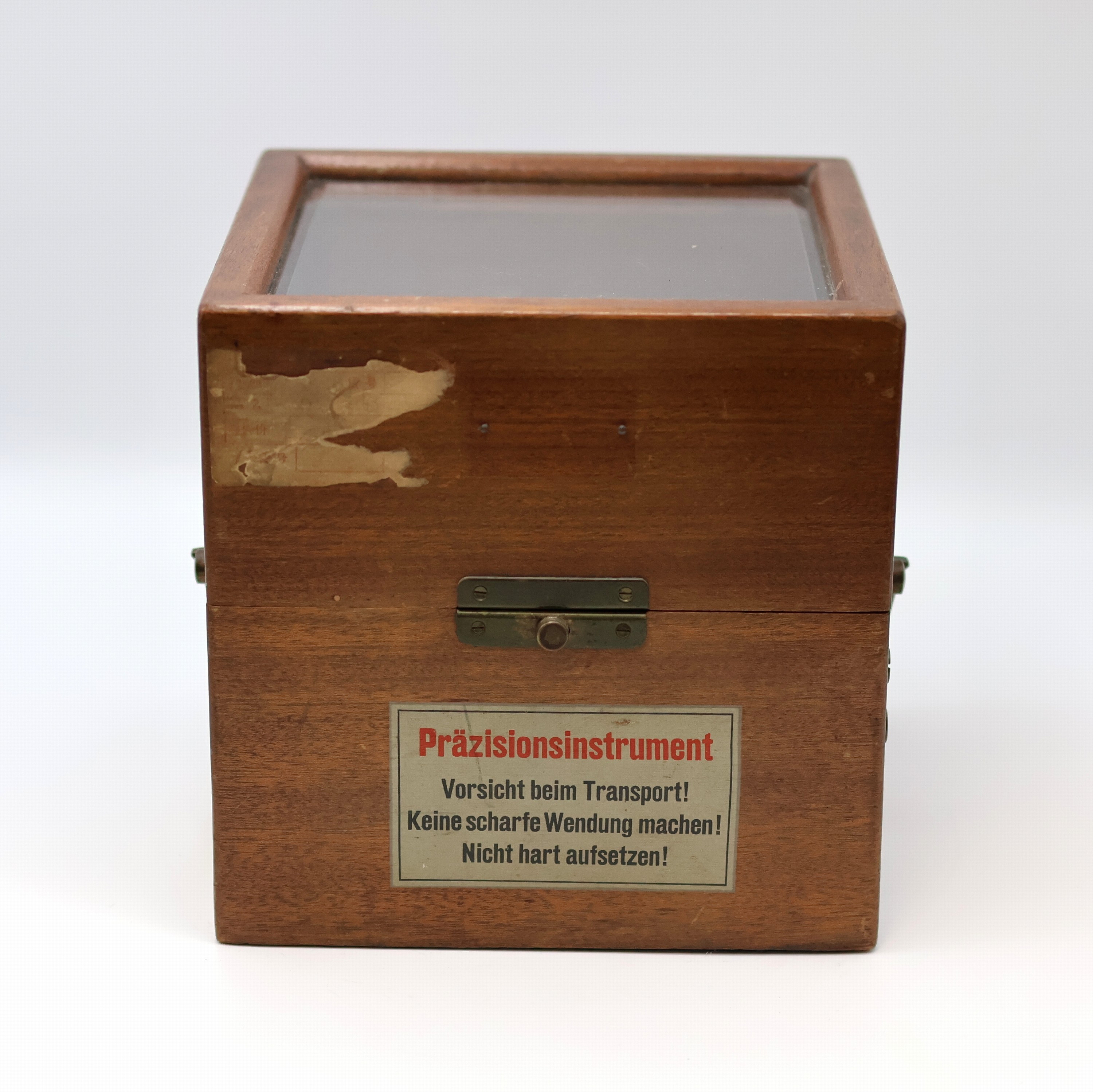 Detail a: GUB Glashütte Marinechronometer im späteren Gehäuse/Kasten, DDR um 1960, 2-tlg. vergl. Holzkasten Nr. 4365, kardanisch aufgehängtes Messinggeh. ...