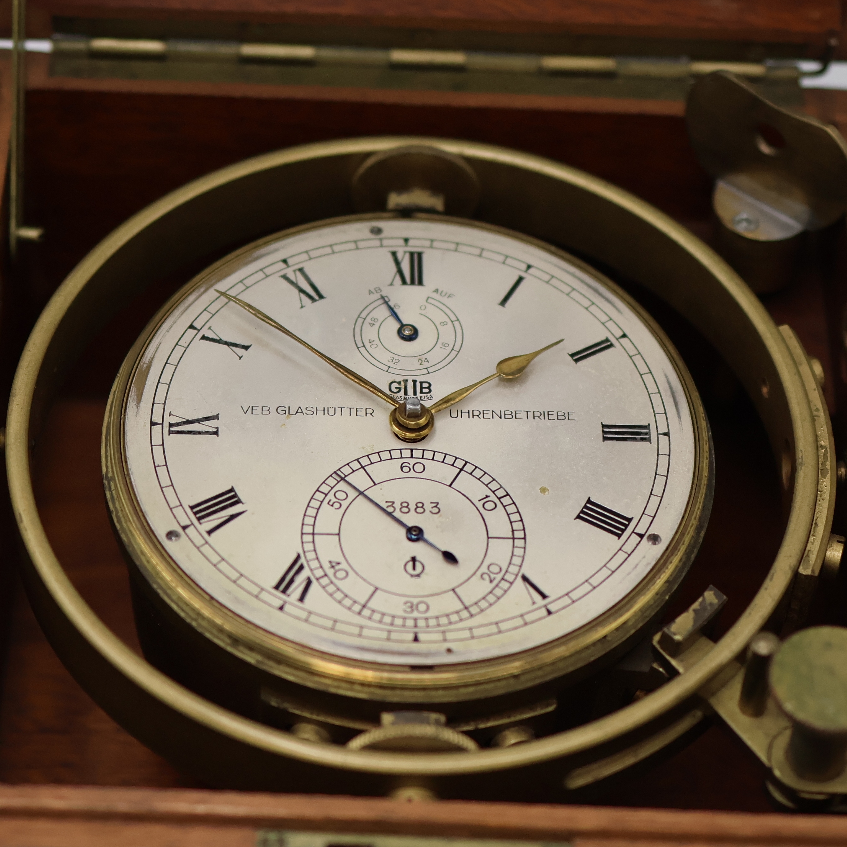 Detail b: GUB Glashütte Marinechronometer im späteren Gehäuse/Kasten, DDR um 1960, 2-tlg. vergl. Holzkasten Nr. 4365, kardanisch aufgehängtes Messinggeh. ...