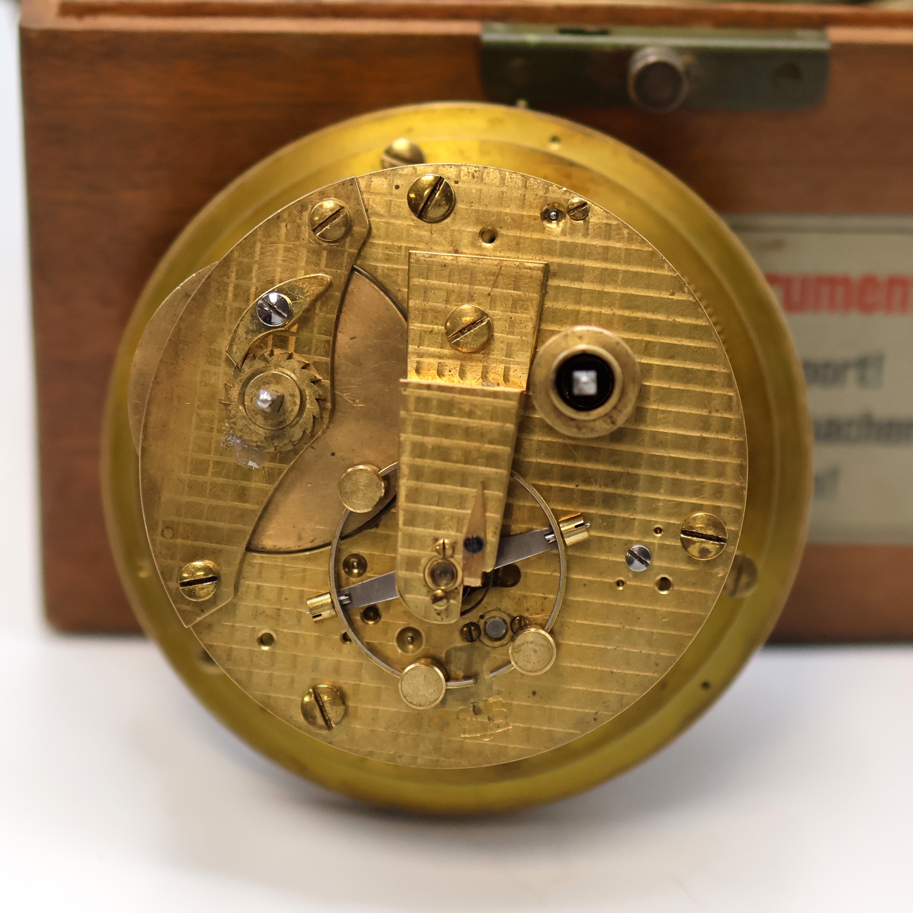 Detail c: GUB Glashütte Marinechronometer im späteren Gehäuse/Kasten, DDR um 1960, 2-tlg. vergl. Holzkasten Nr. 4365, kardanisch aufgehängtes Messinggeh. ...