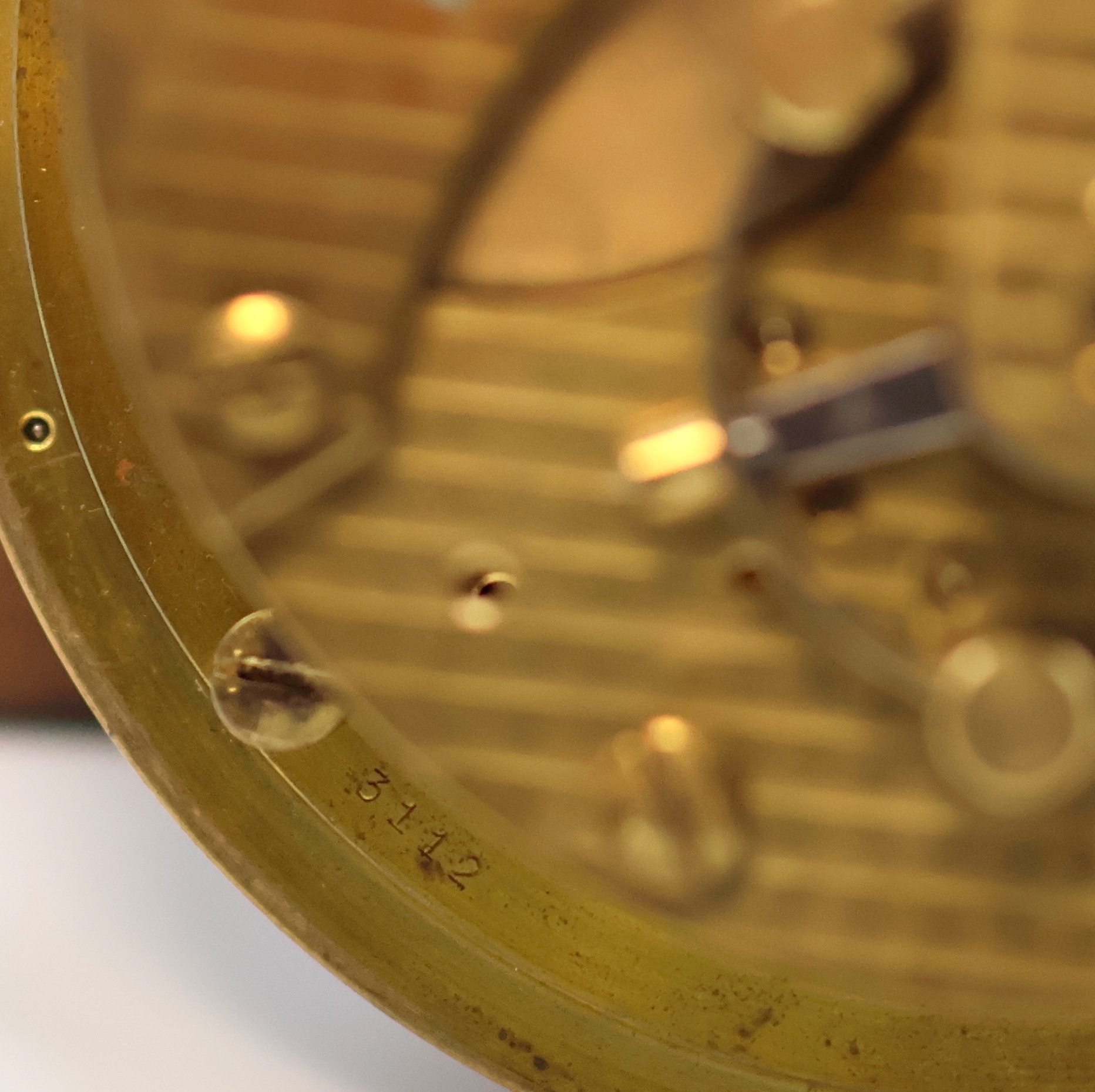 Detail d: GUB Glashütte Marinechronometer im späteren Gehäuse/Kasten, DDR um 1960, 2-tlg. vergl. Holzkasten Nr. 4365, kardanisch aufgehängtes Messinggeh. ...