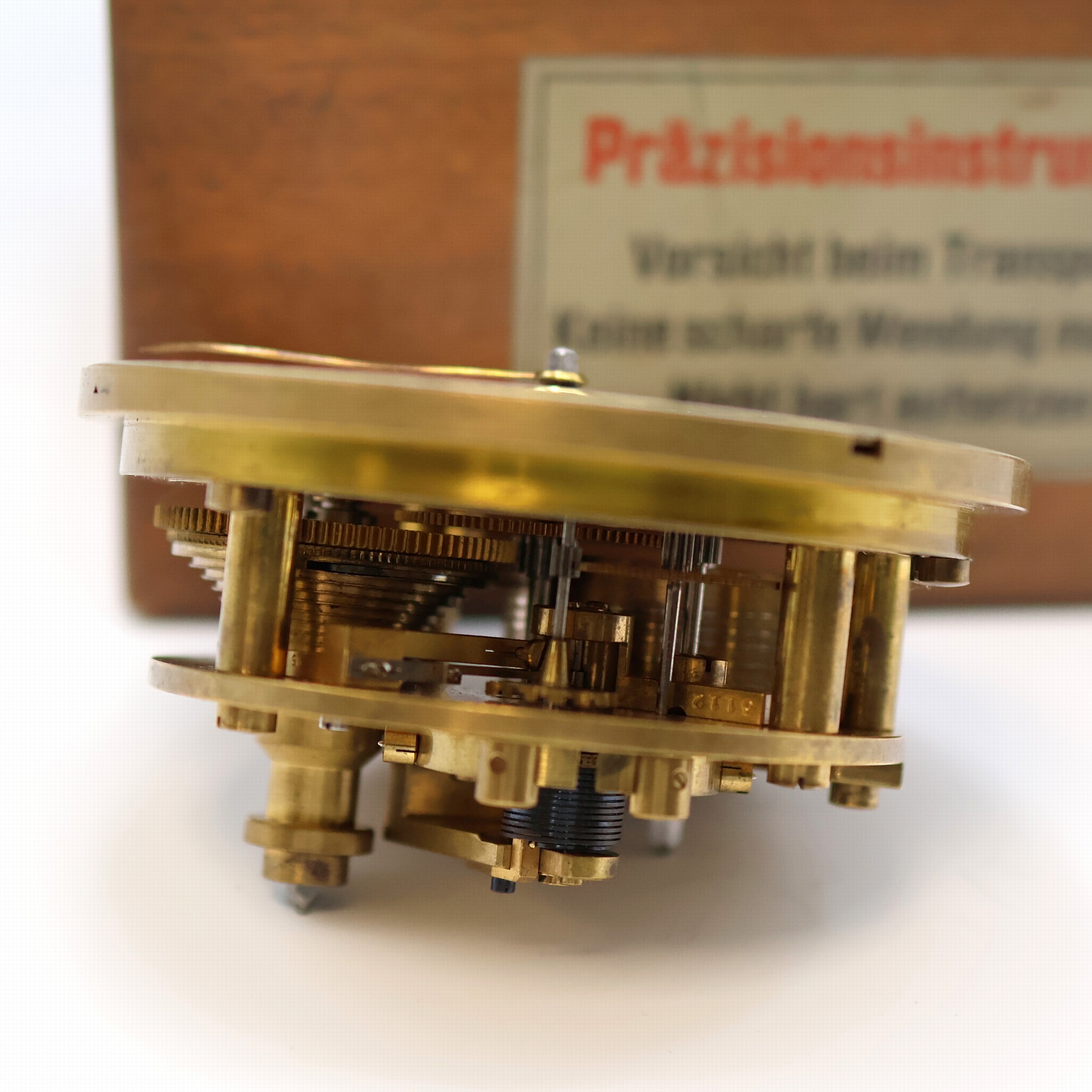 Detail e: GUB Glashütte Marinechronometer im späteren Gehäuse/Kasten, DDR um 1960, 2-tlg. vergl. Holzkasten Nr. 4365, kardanisch aufgehängtes Messinggeh. ...