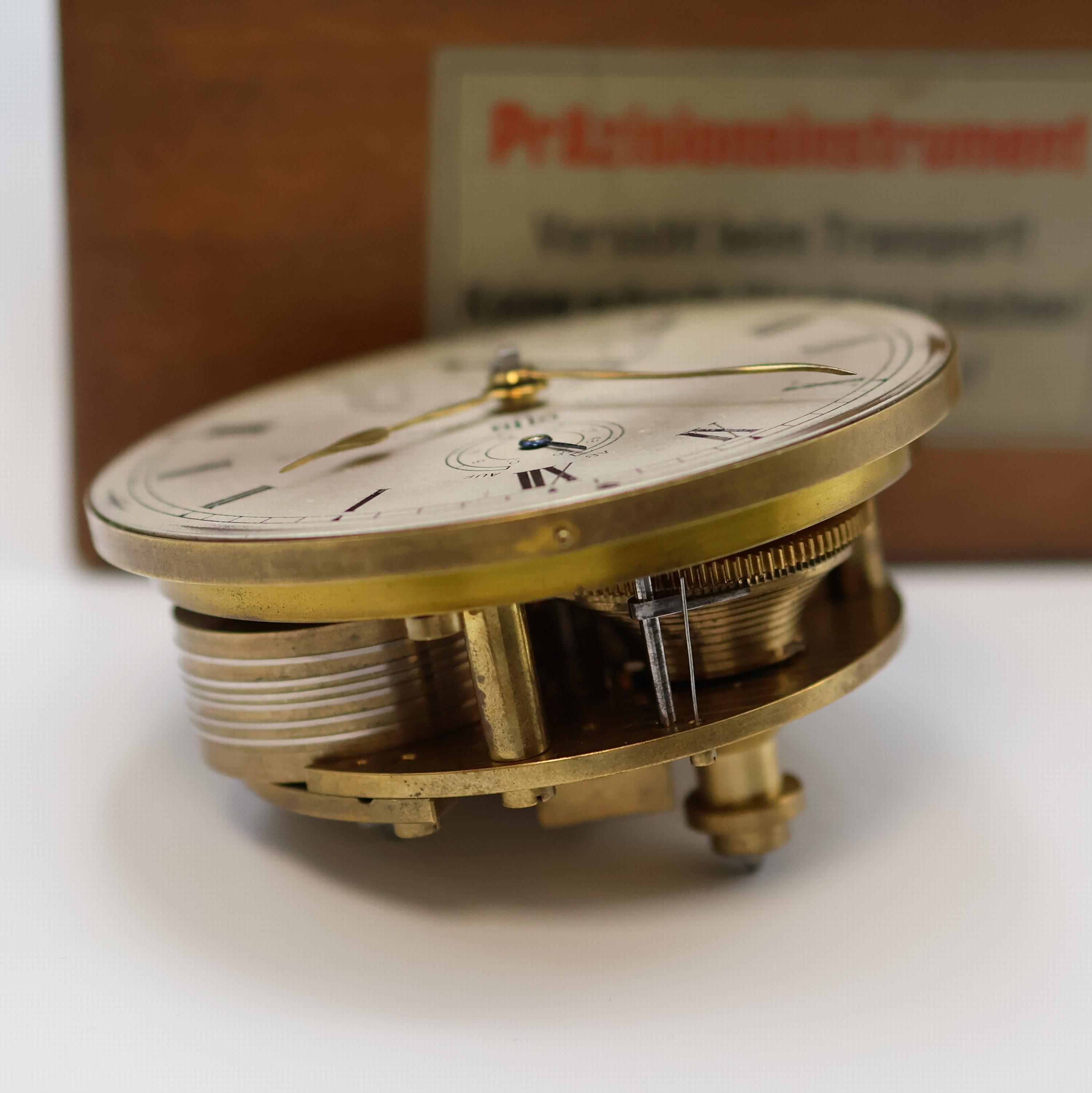 Detail f: GUB Glashütte Marinechronometer im späteren Gehäuse/Kasten, DDR um 1960, 2-tlg. vergl. Holzkasten Nr. 4365, kardanisch aufgehängtes Messinggeh. ...