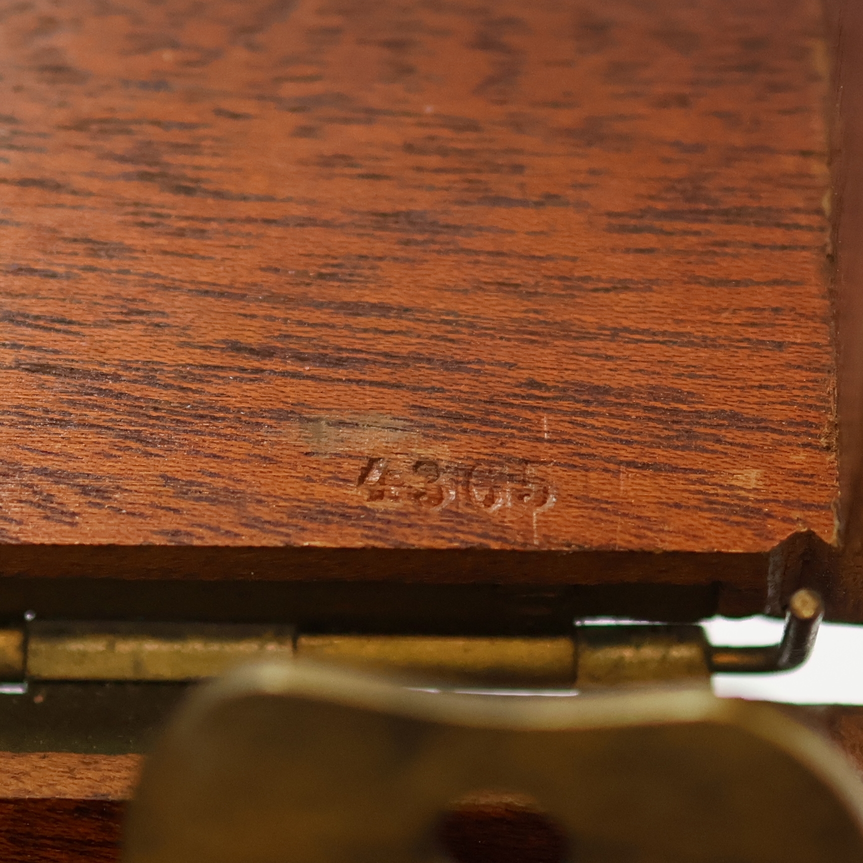 Detail g: GUB Glashütte Marinechronometer im späteren Gehäuse/Kasten, DDR um 1960, 2-tlg. vergl. Holzkasten Nr. 4365, kardanisch aufgehängtes Messinggeh. ...