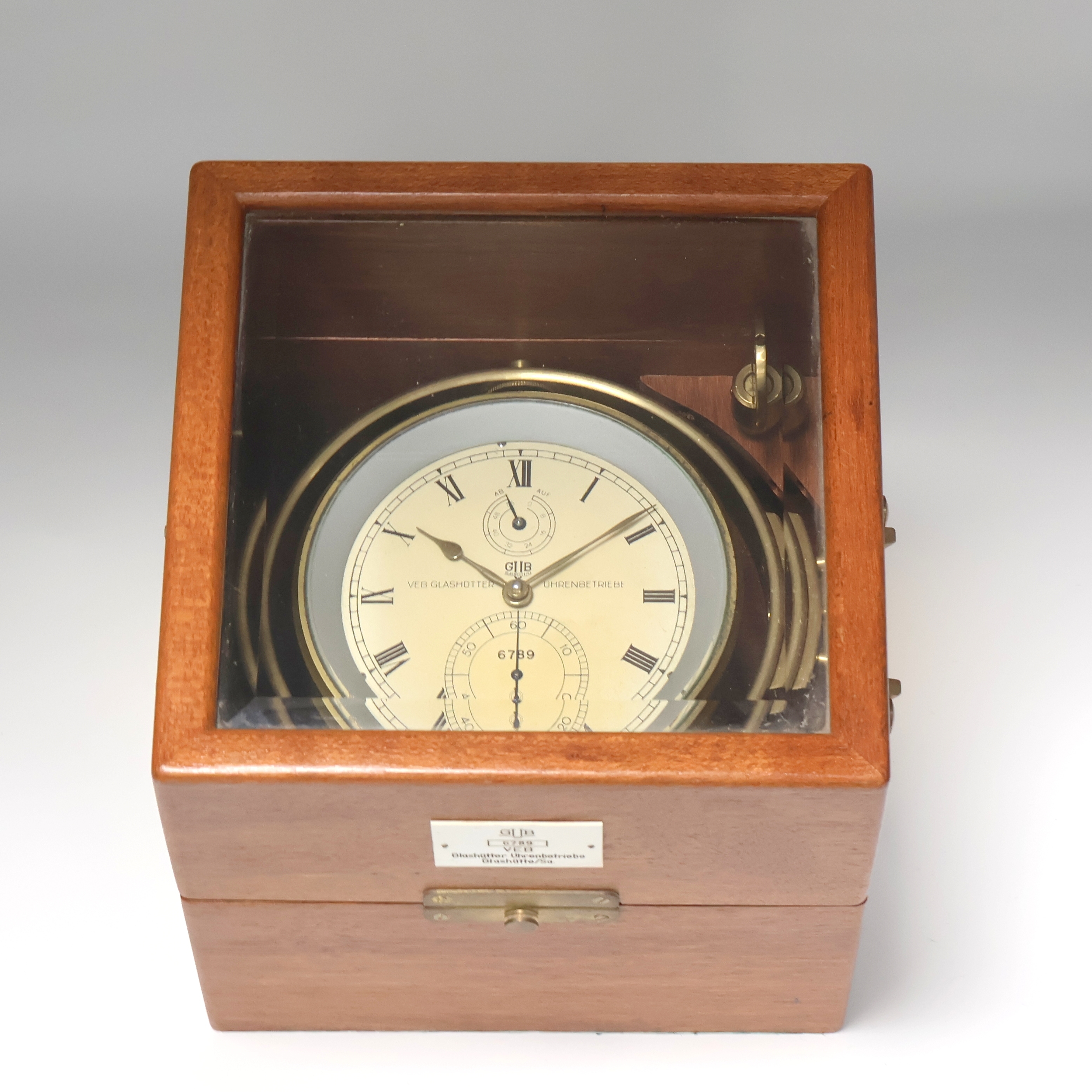 Image 27041638 - GUB Marinechronometer im späteren Holzkasten, DDR um 1960, 2-tlg. vergl. Holzkasten ...