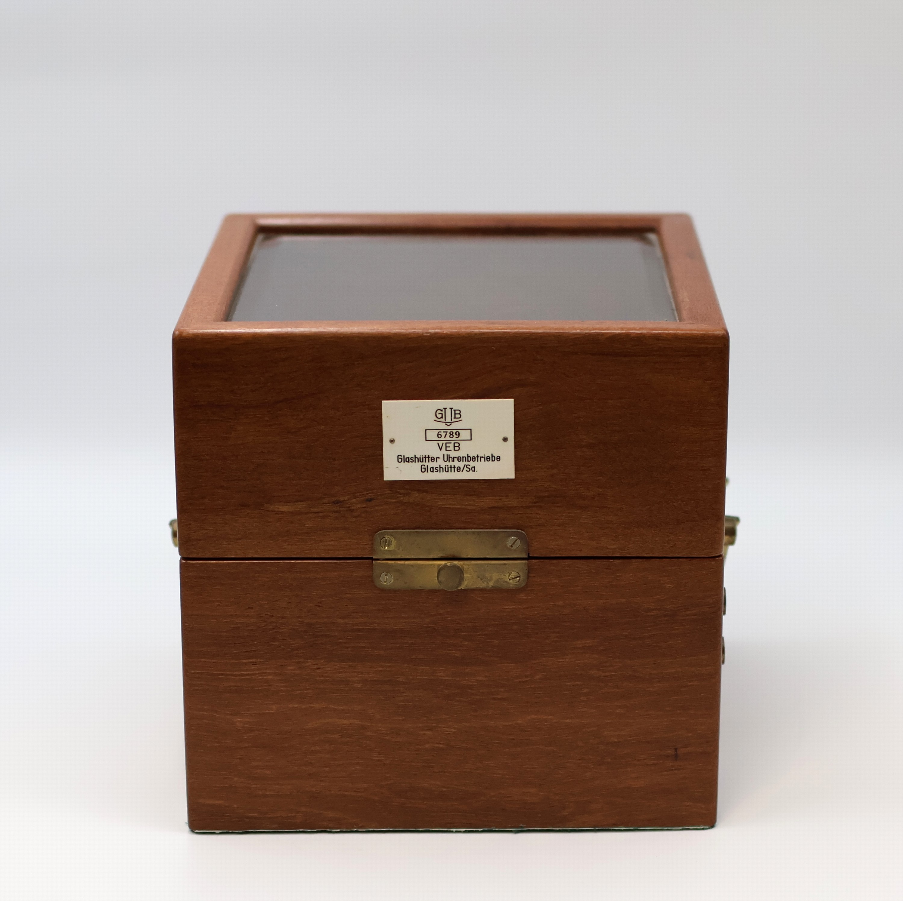 Detail a: GUB Marinechronometer im späteren Holzkasten, DDR um 1960, 2-tlg. vergl. Holzkasten Nr. 899, kardanisch aufgehängtes Messinggeh. Nr. 6789, ...
