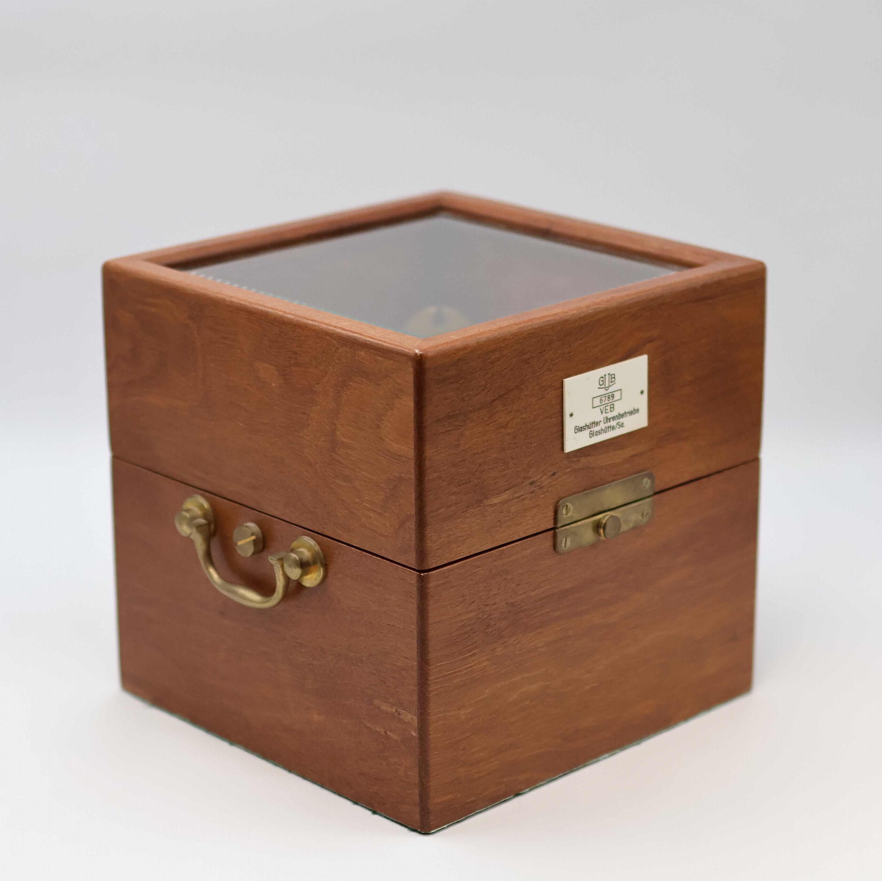 Detail b: GUB Marinechronometer im späteren Holzkasten, DDR um 1960, 2-tlg. vergl. Holzkasten Nr. 899, kardanisch aufgehängtes Messinggeh. Nr. 6789, ...
