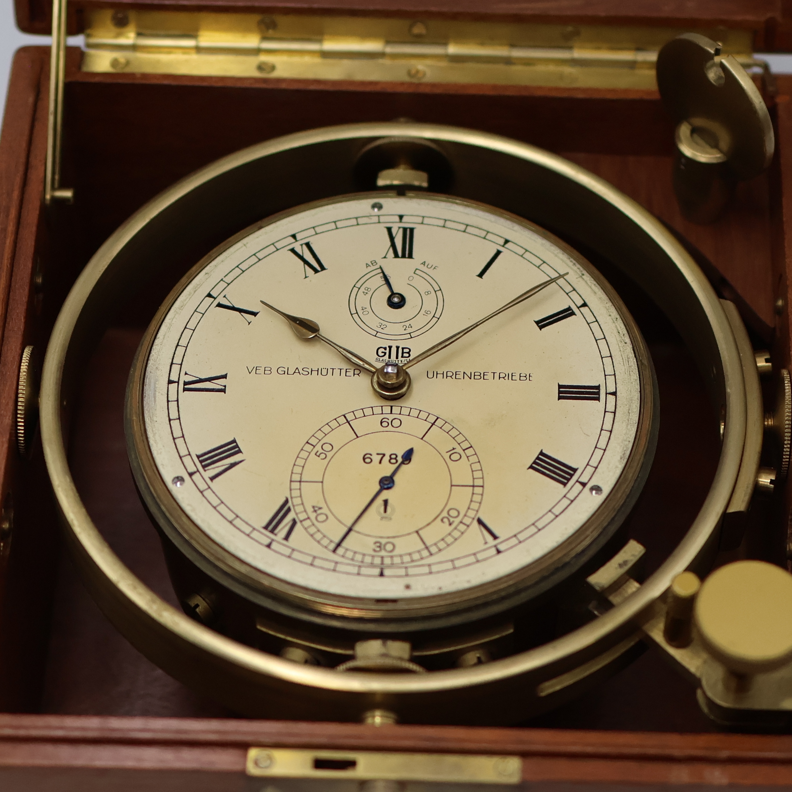 Detail c: GUB Marinechronometer im späteren Holzkasten, DDR um 1960, 2-tlg. vergl. Holzkasten Nr. 899, kardanisch aufgehängtes Messinggeh. Nr. 6789, ...